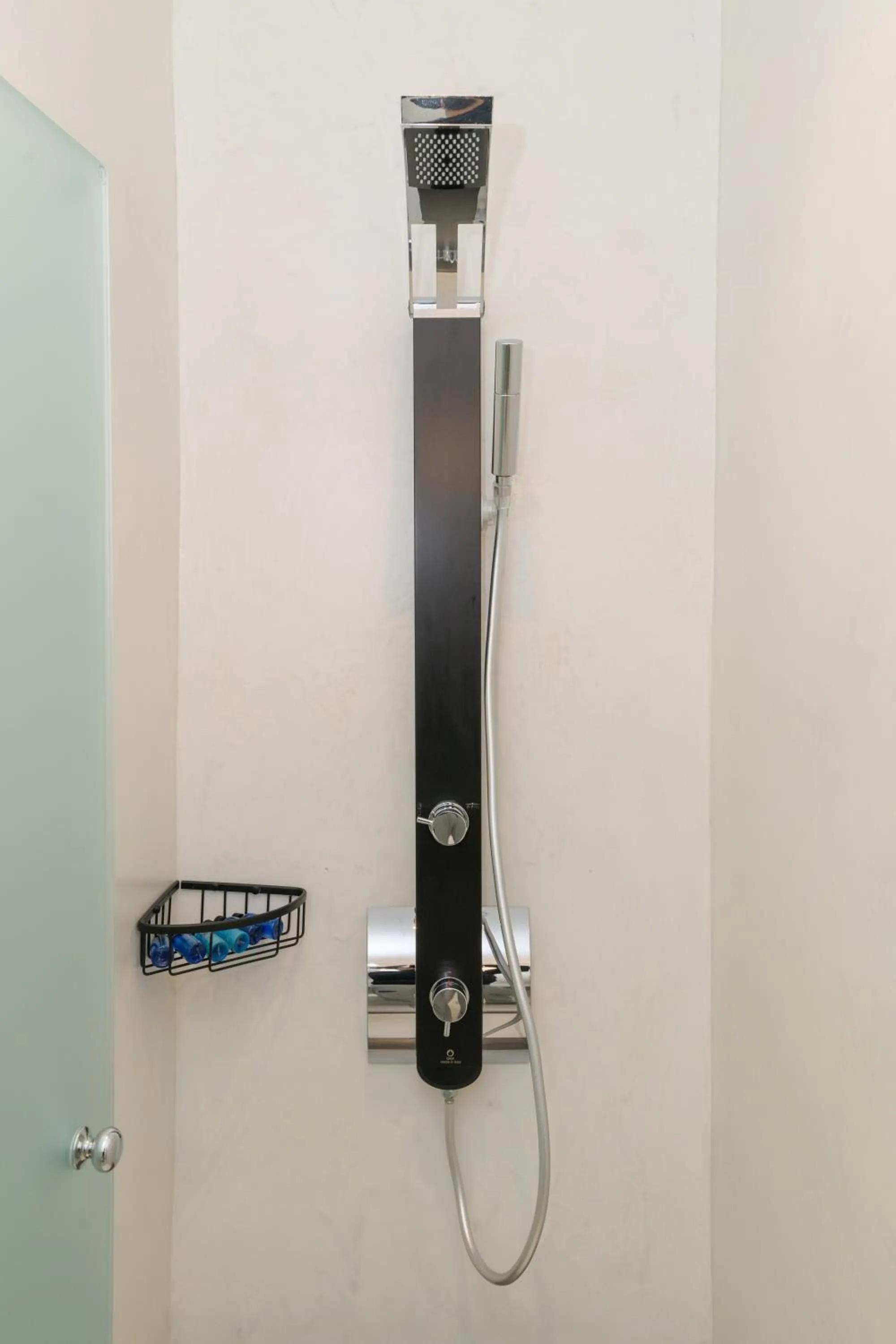 Shower in Sunset View Hotel