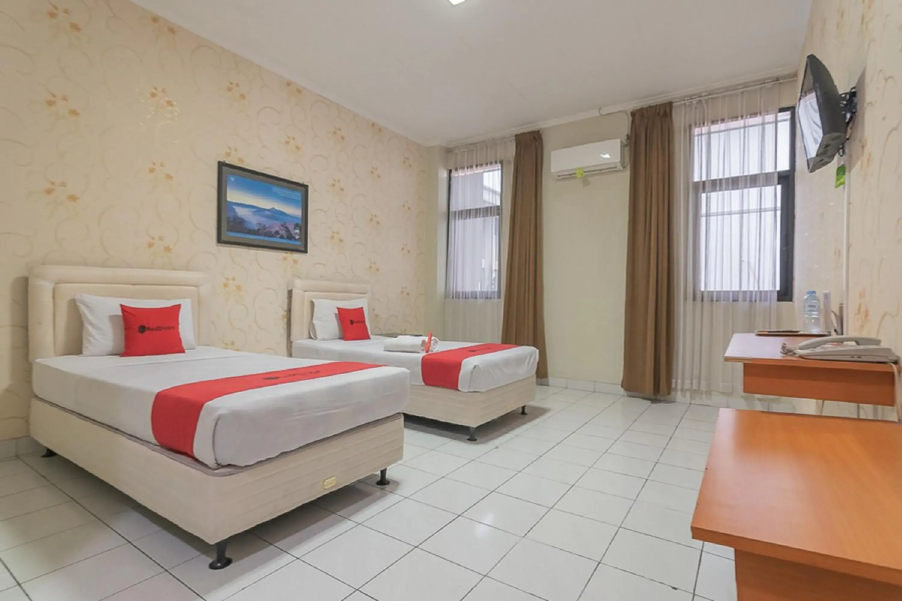 Deluxe Twin Room in RedDoorz @ Surapati Deluxe Twin Room in RedDoorz @ Surapati