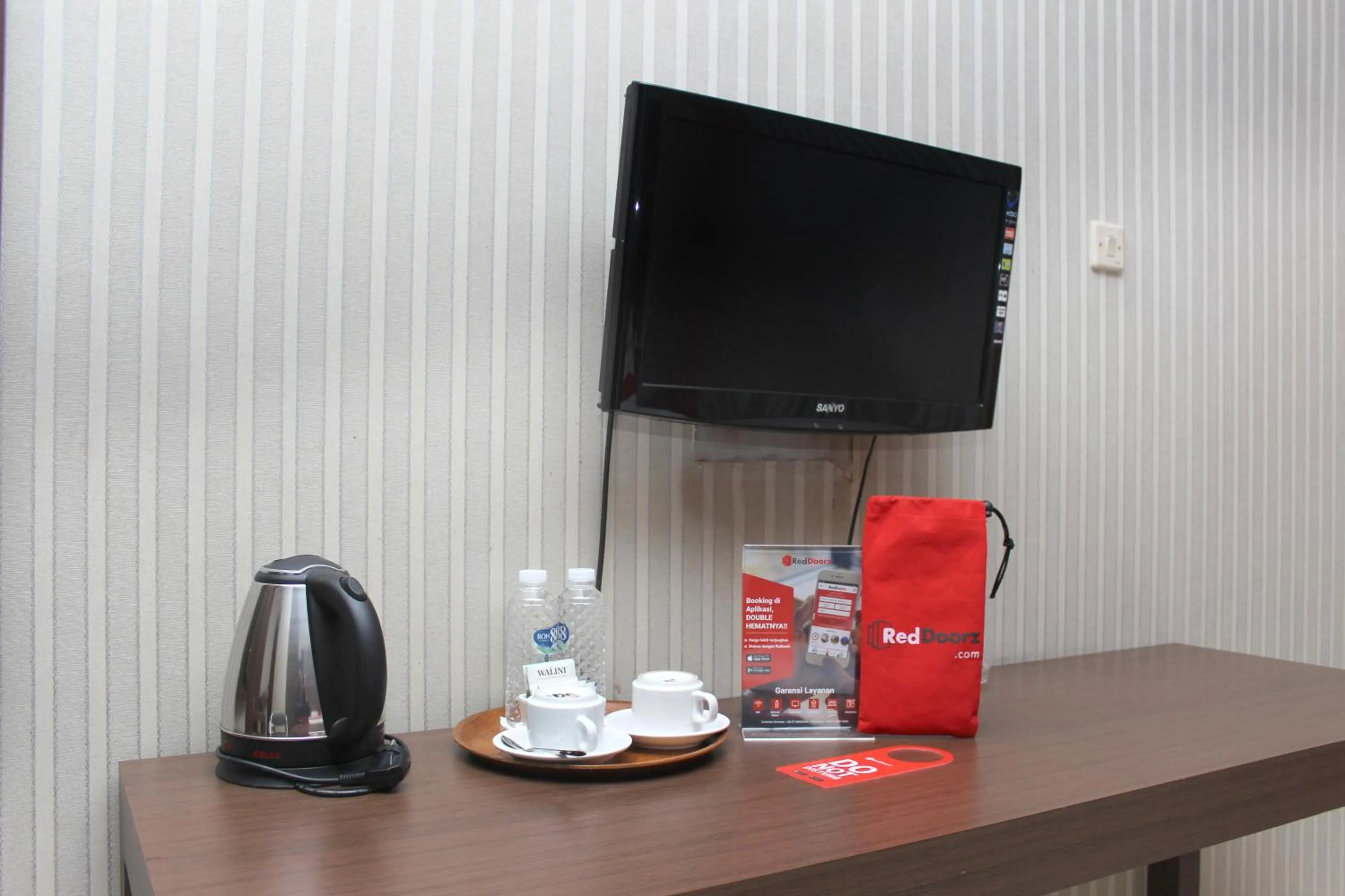 Bedroom in RedDoorz @ Surapati