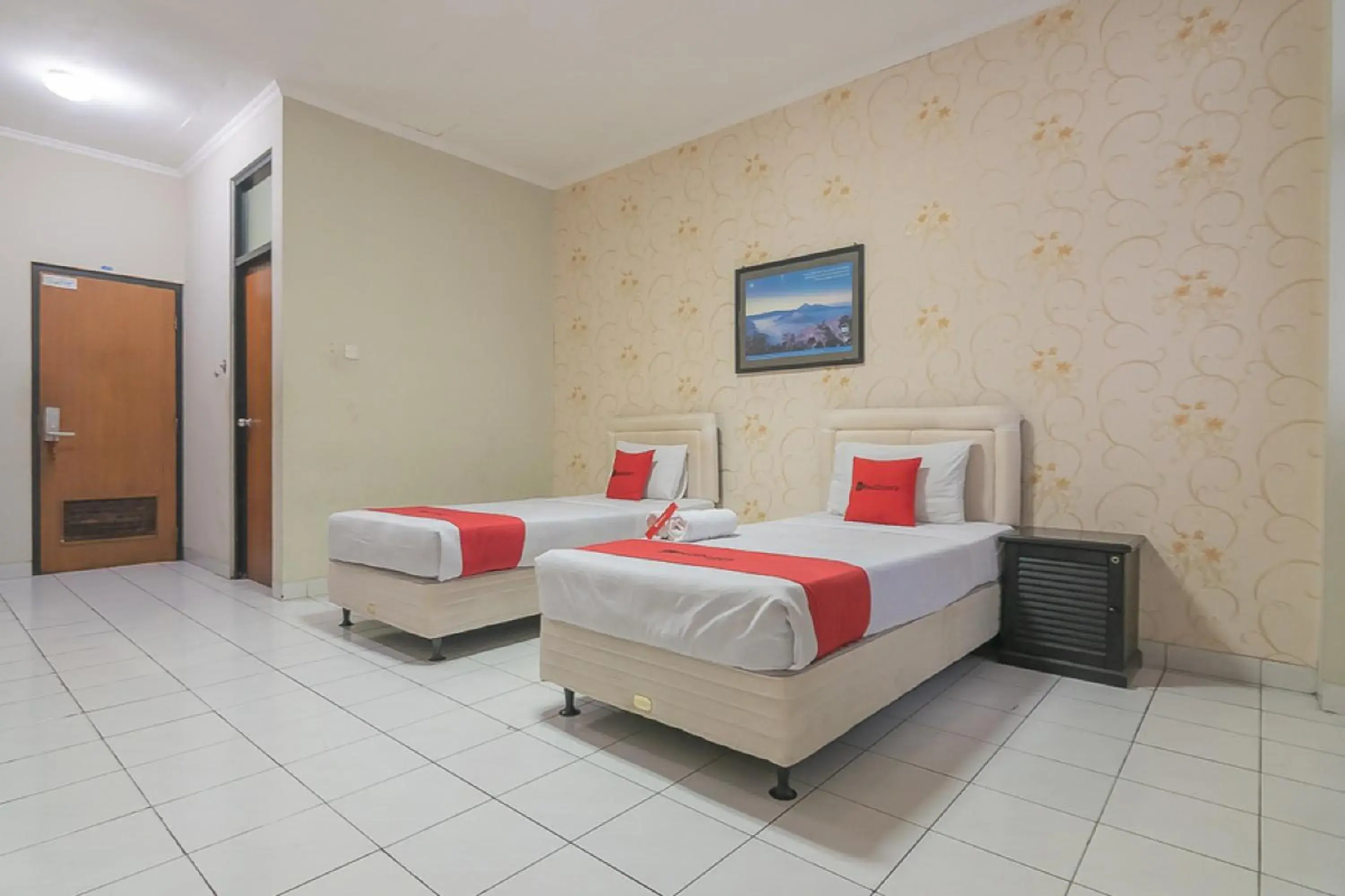 Twin Room in RedDoorz @ Surapati Twin Room in RedDoorz @ Surapati