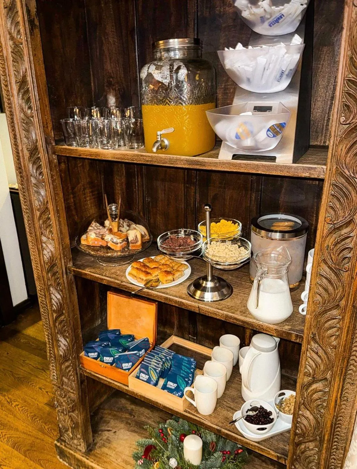 Buffet breakfast in Vilele Lucia