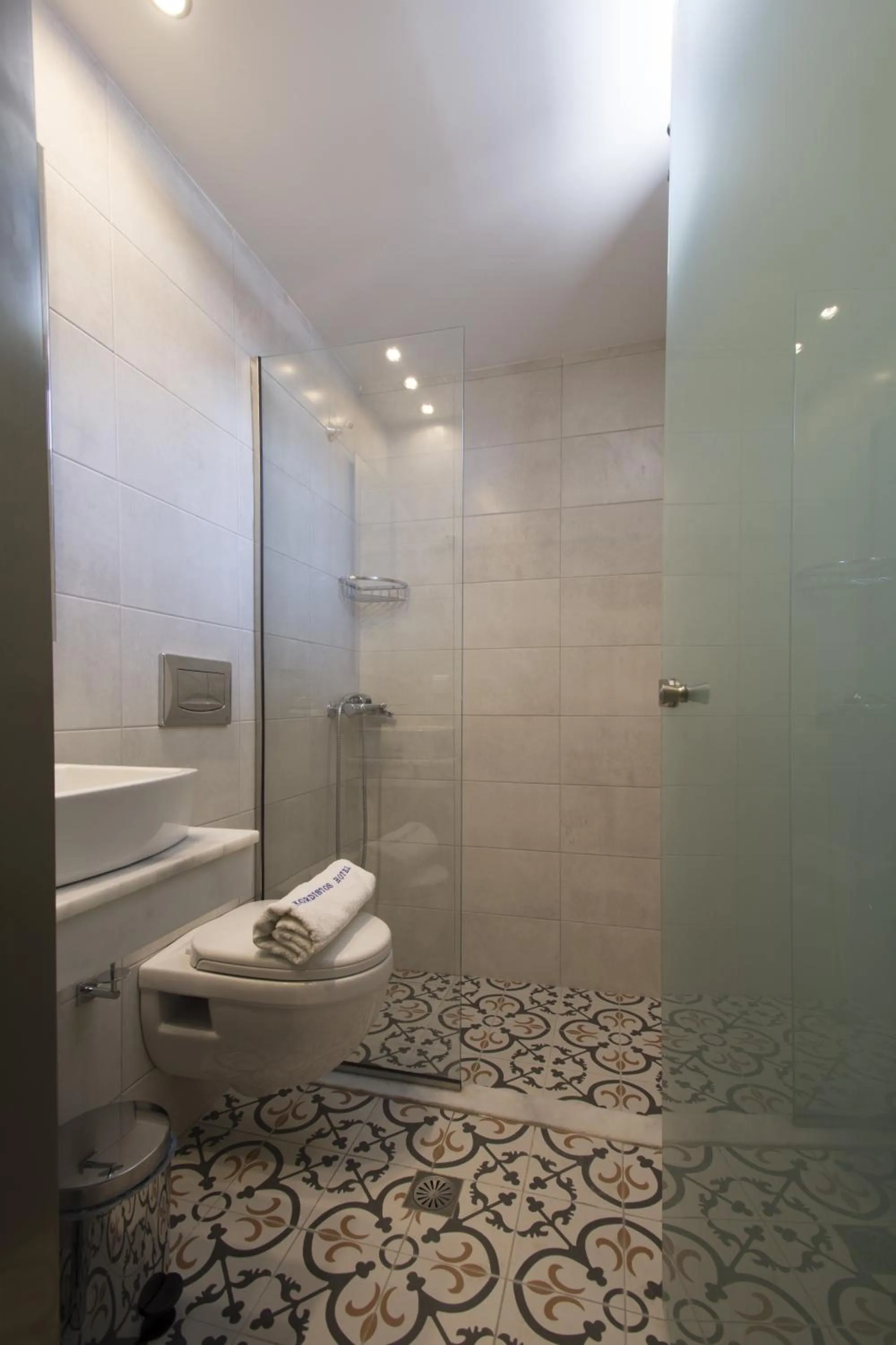 Bathroom in Kordistos Hotel