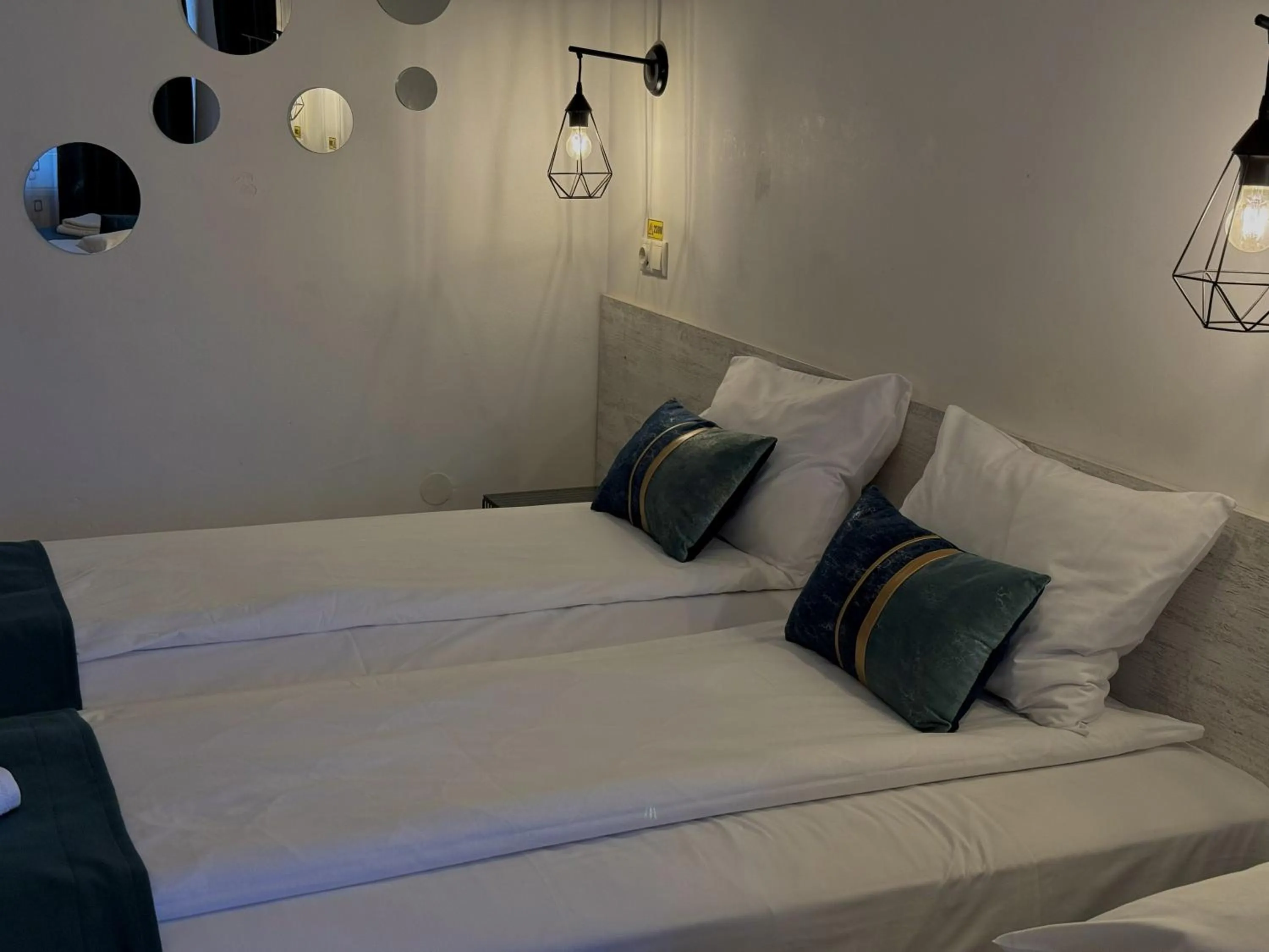 Photo of the whole room, Bed in Pension Recidency