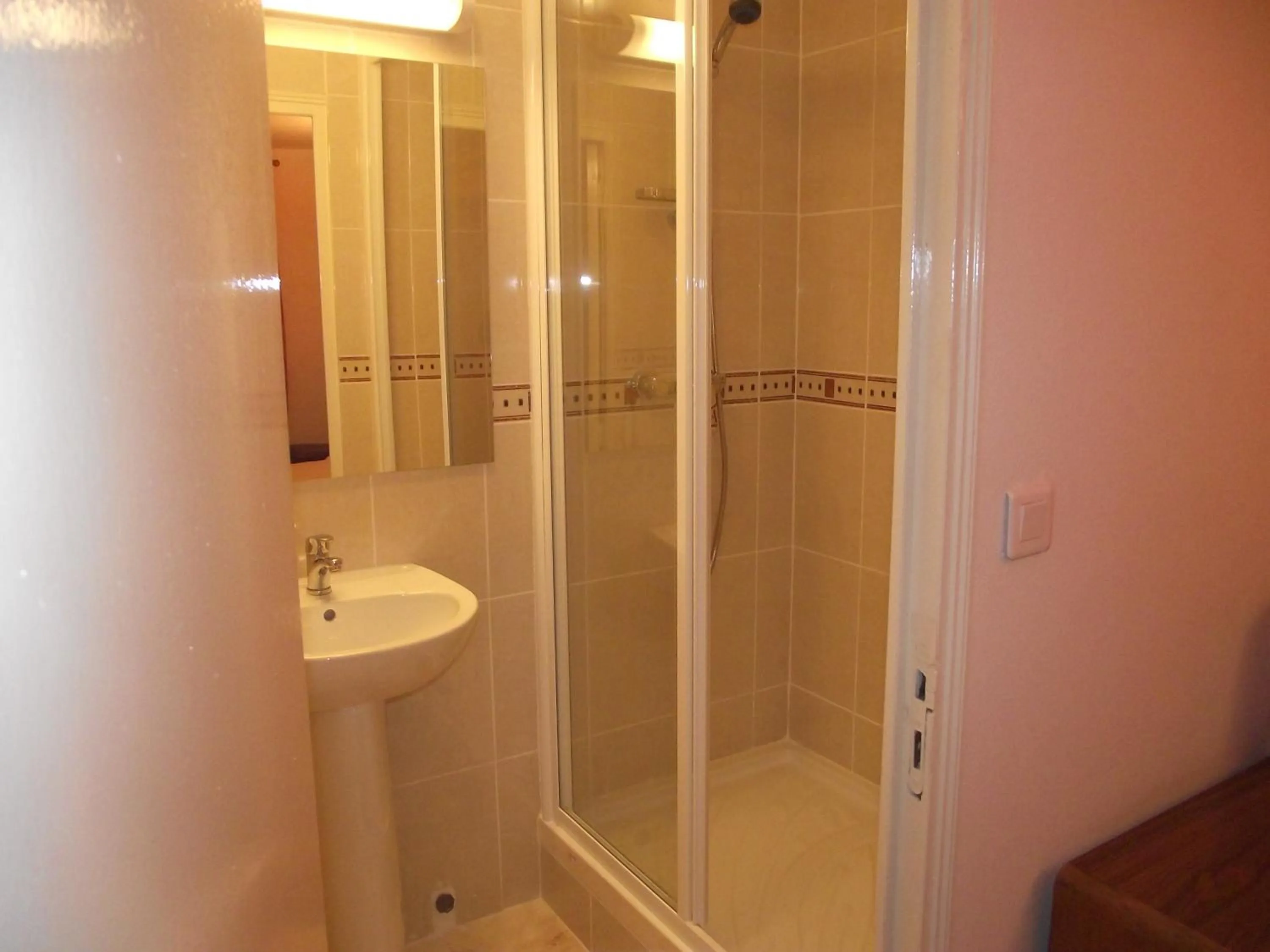 Bathroom in Le Nouvel Hôtel du Théâtre