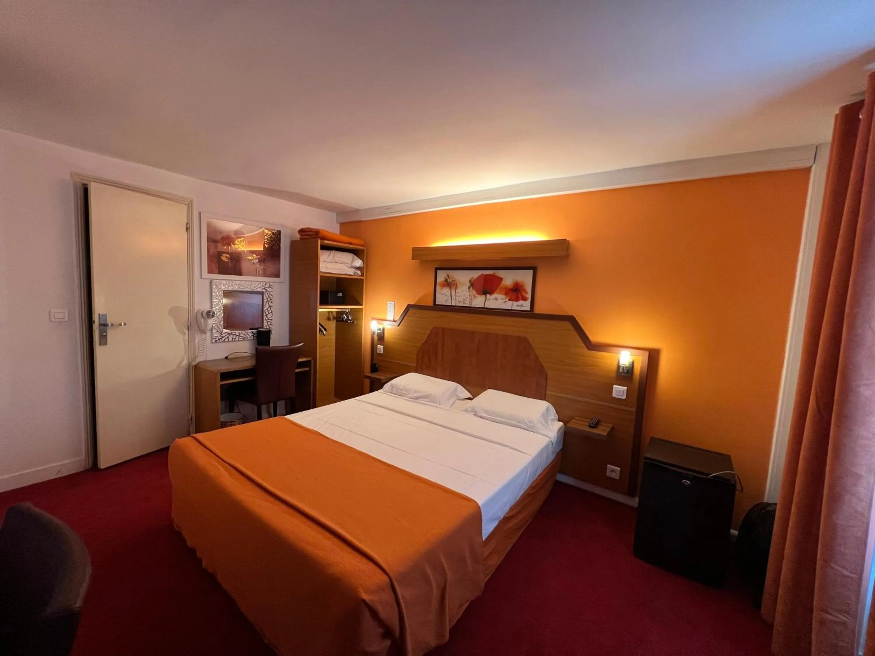 Bed in Le Nouvel Hôtel du Théâtre