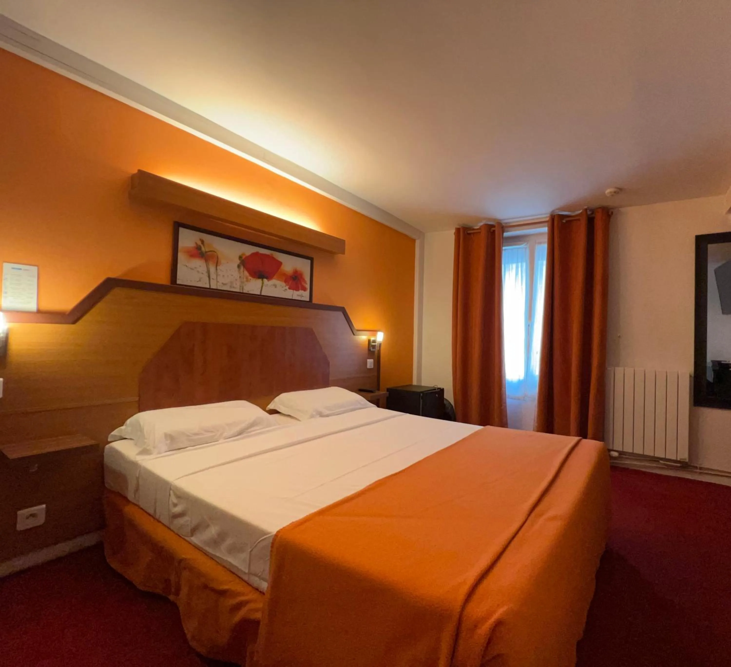 Bed in Le Nouvel Hôtel du Théâtre