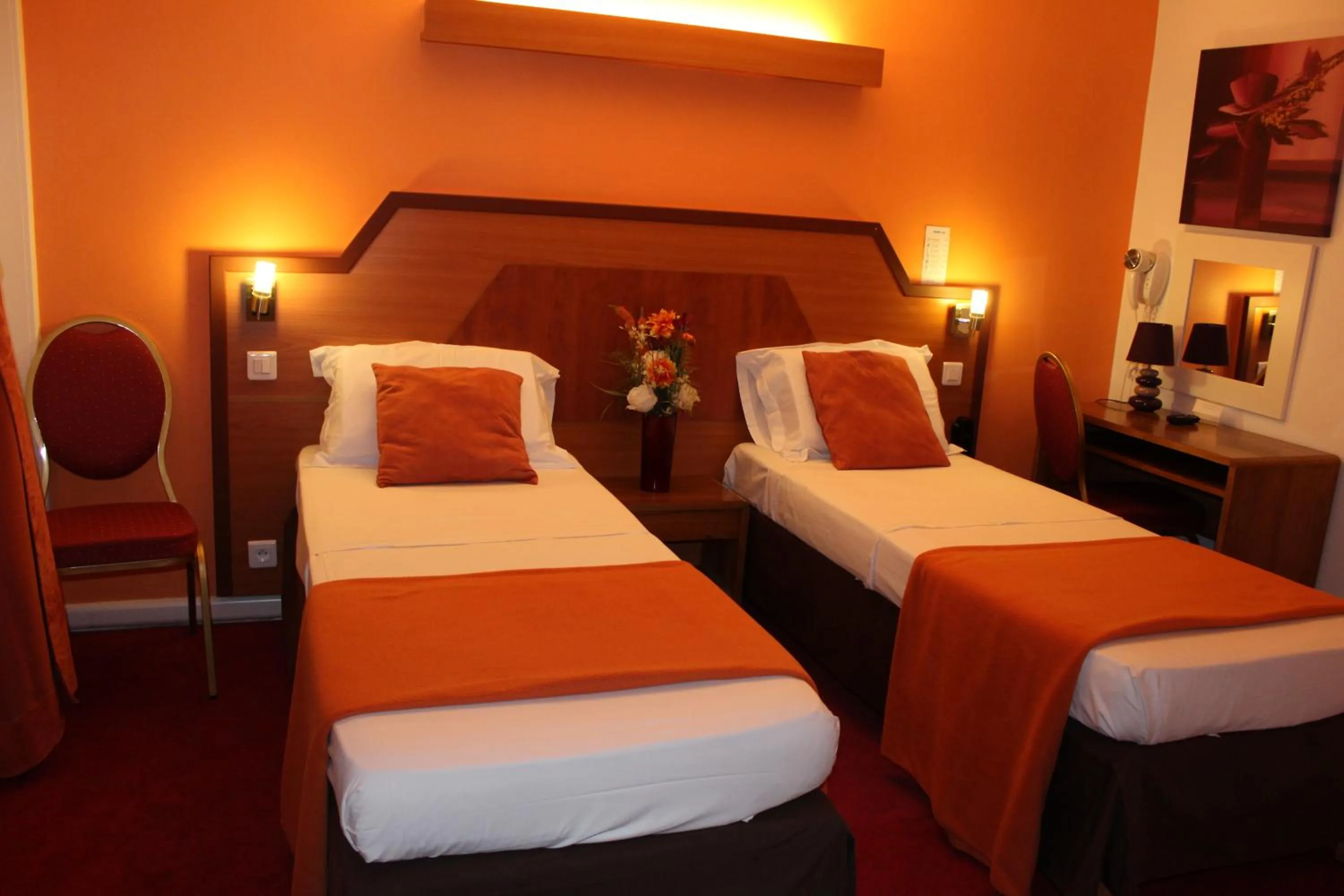 Photo of the whole room, Bed in Le Nouvel Hôtel du Théâtre