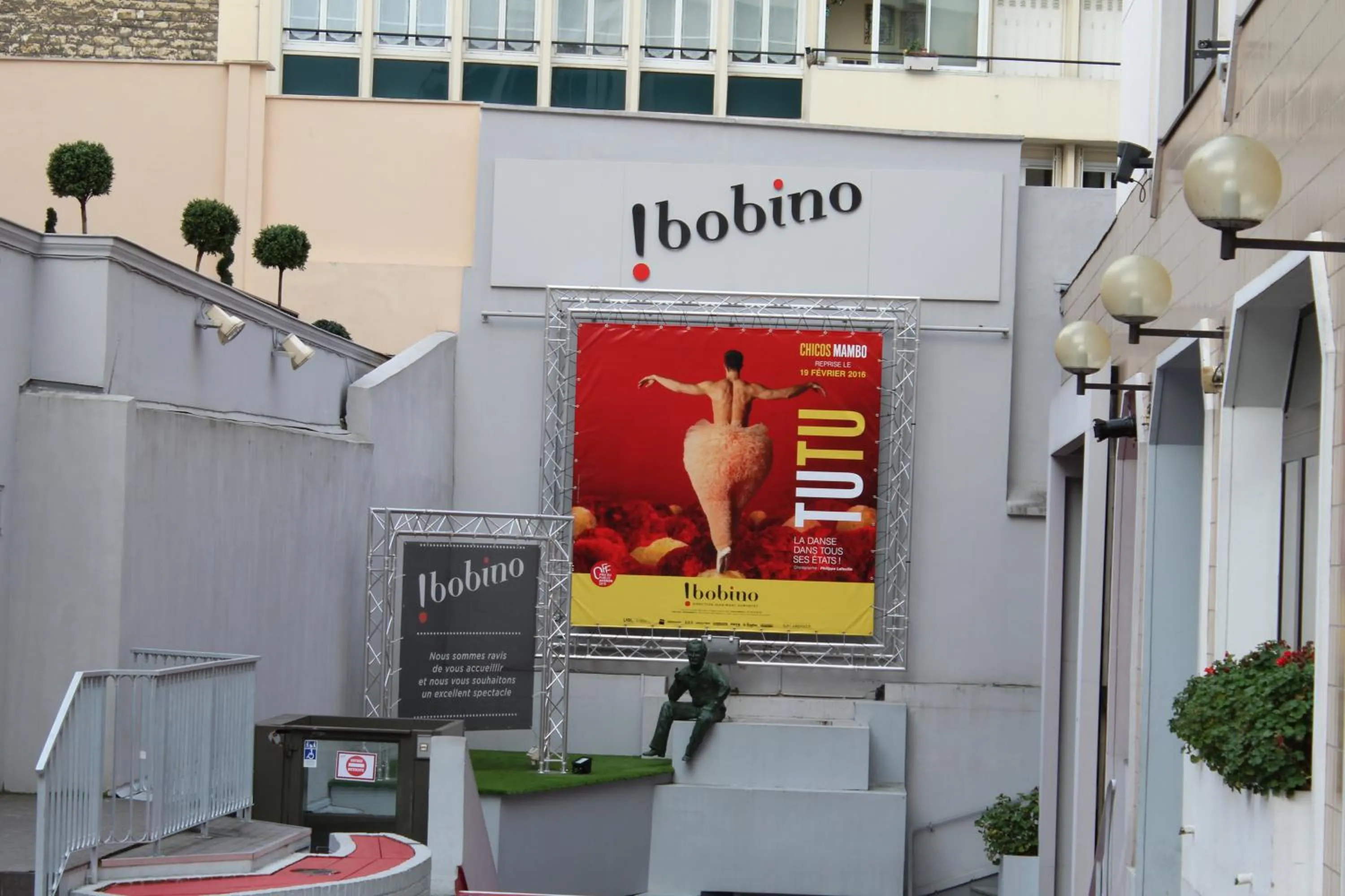 Entertainment in Le Nouvel Hôtel du Théâtre