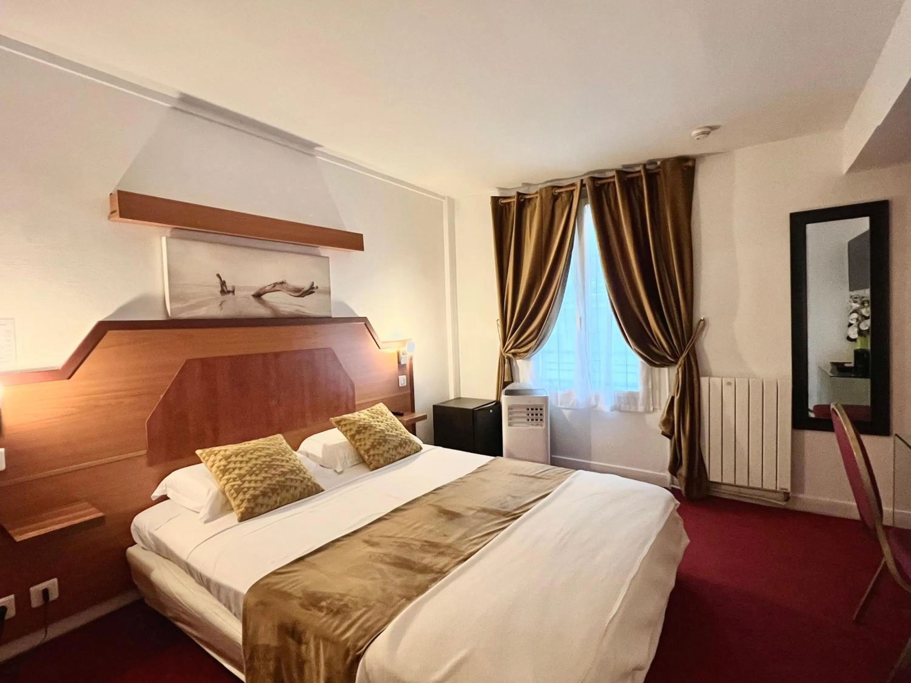 Bed in Le Nouvel Hôtel du Théâtre