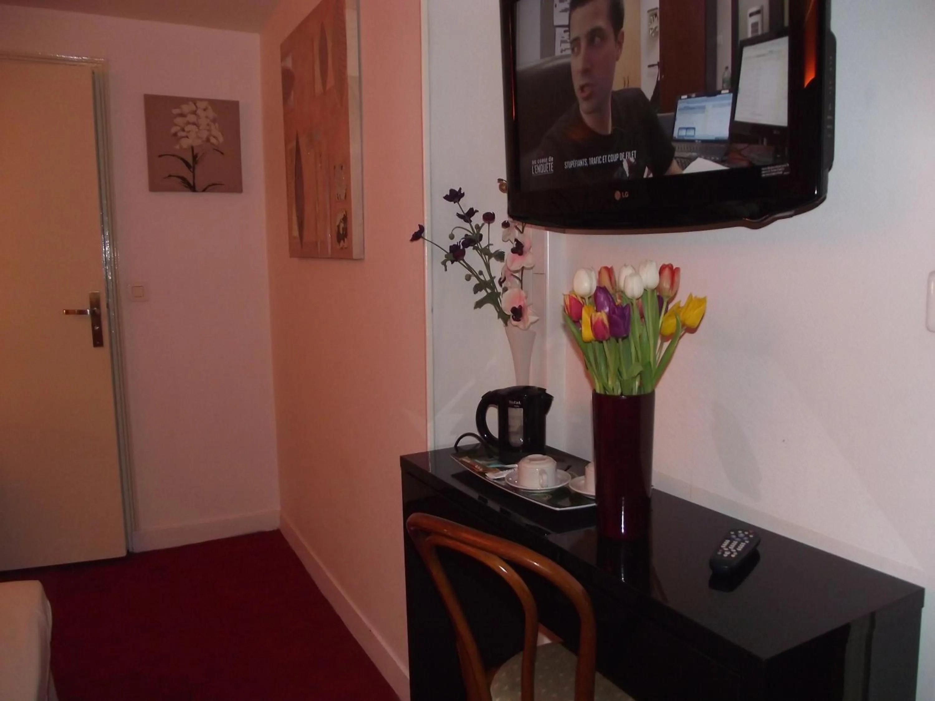 TV and multimedia in Le Nouvel Hôtel du Théâtre