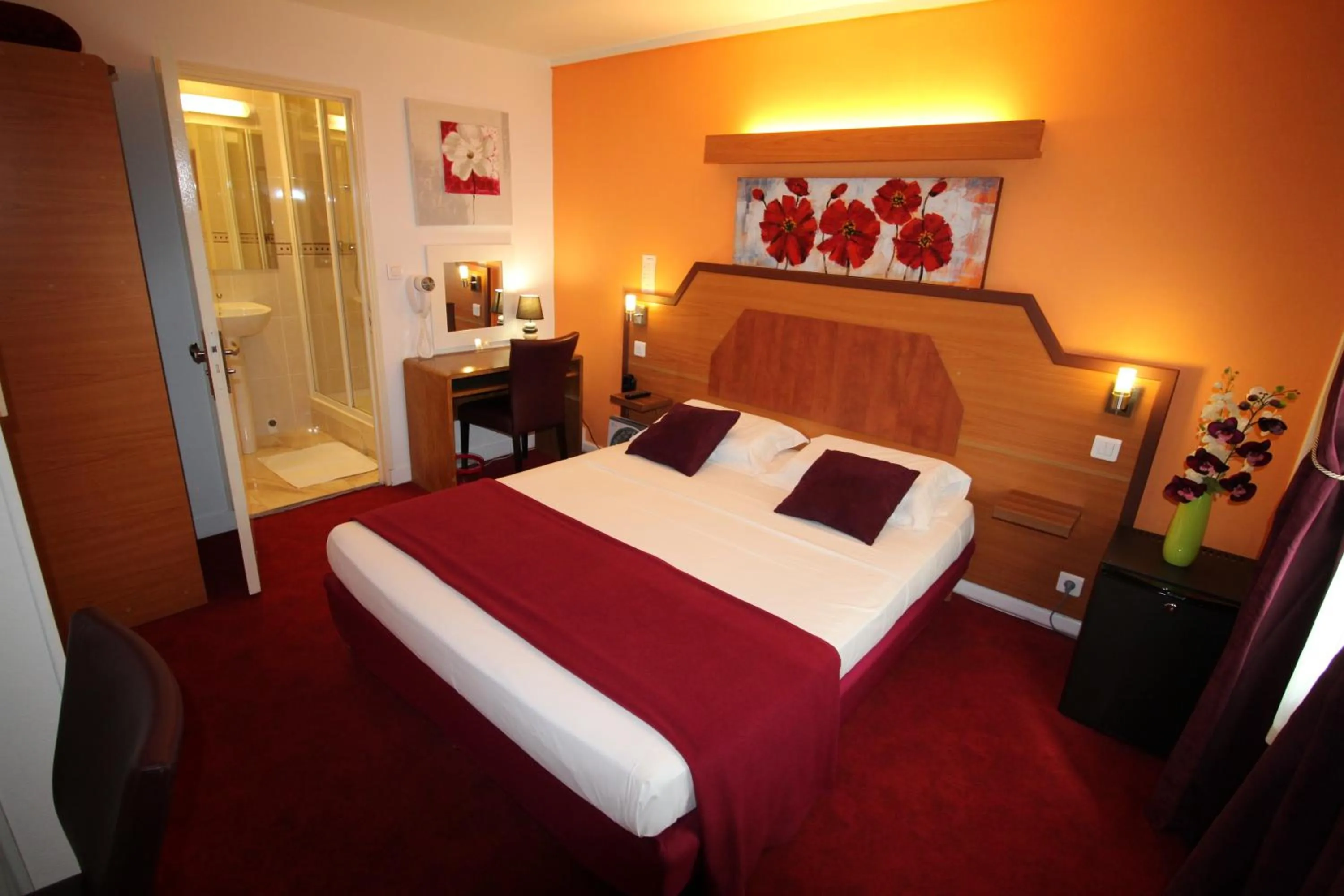 Photo of the whole room, Bed in Le Nouvel Hôtel du Théâtre