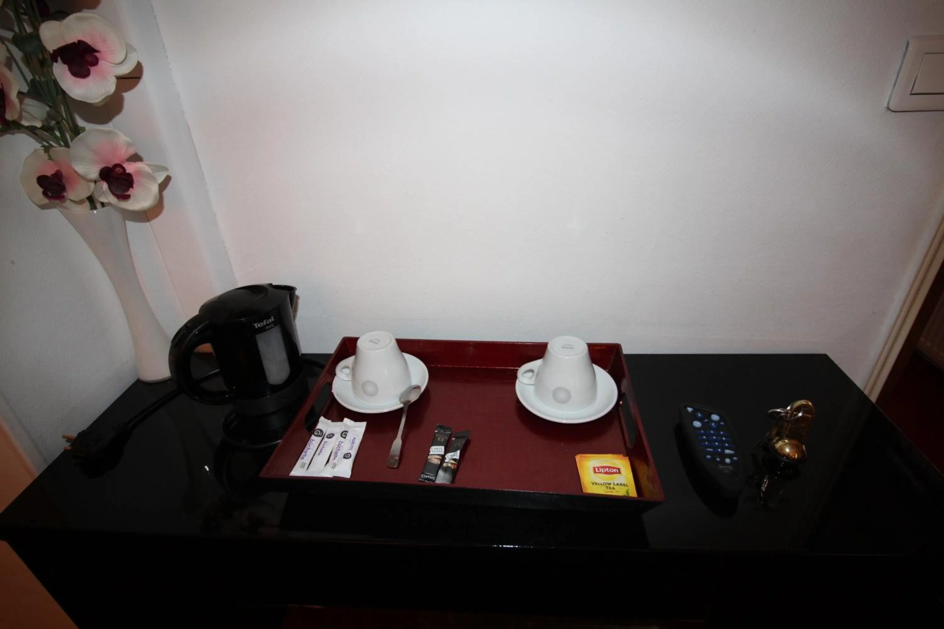Coffee/tea facilities in Le Nouvel Hôtel du Théâtre