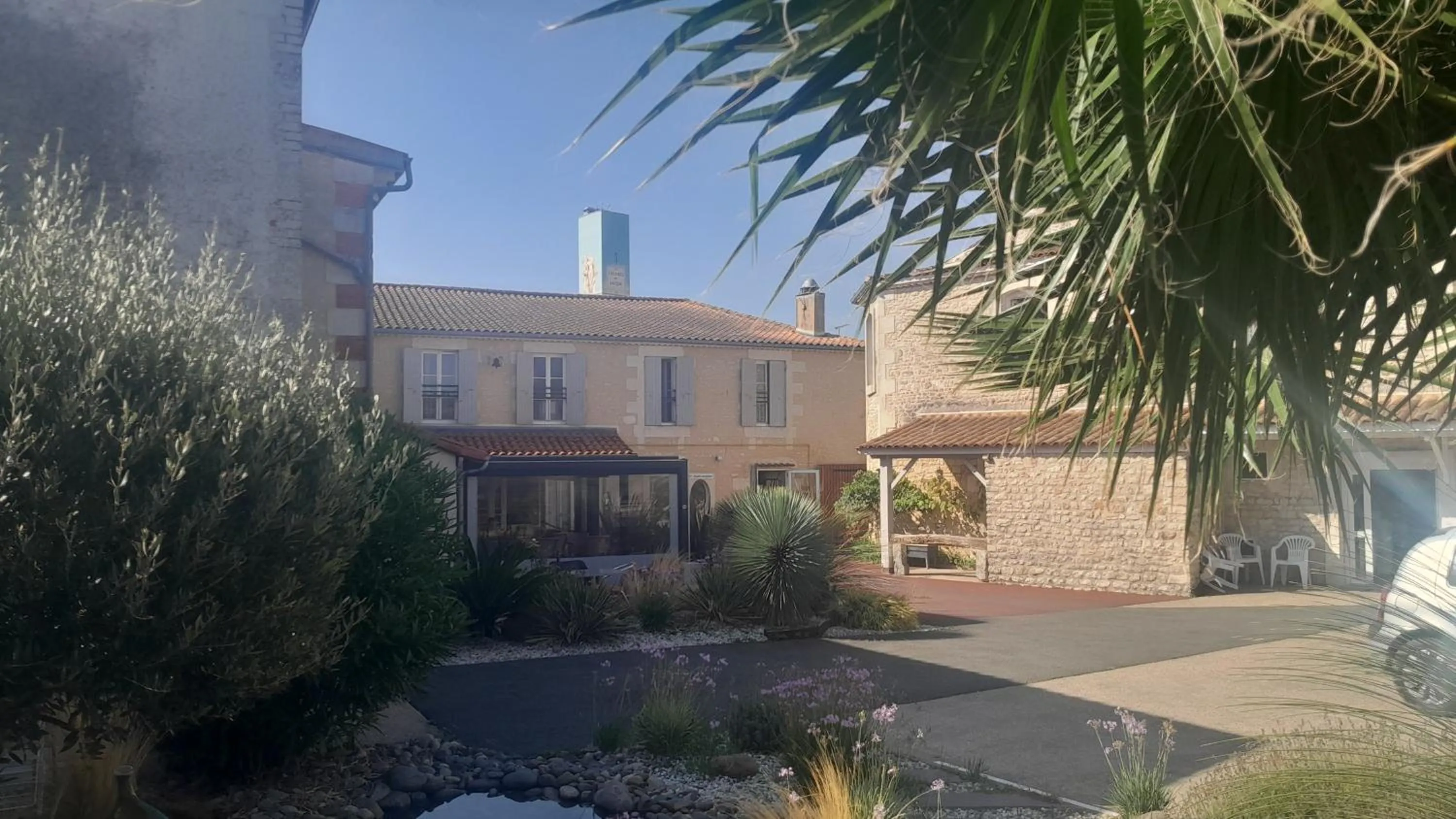 Garden in CIT'HOTEL Le Commerce