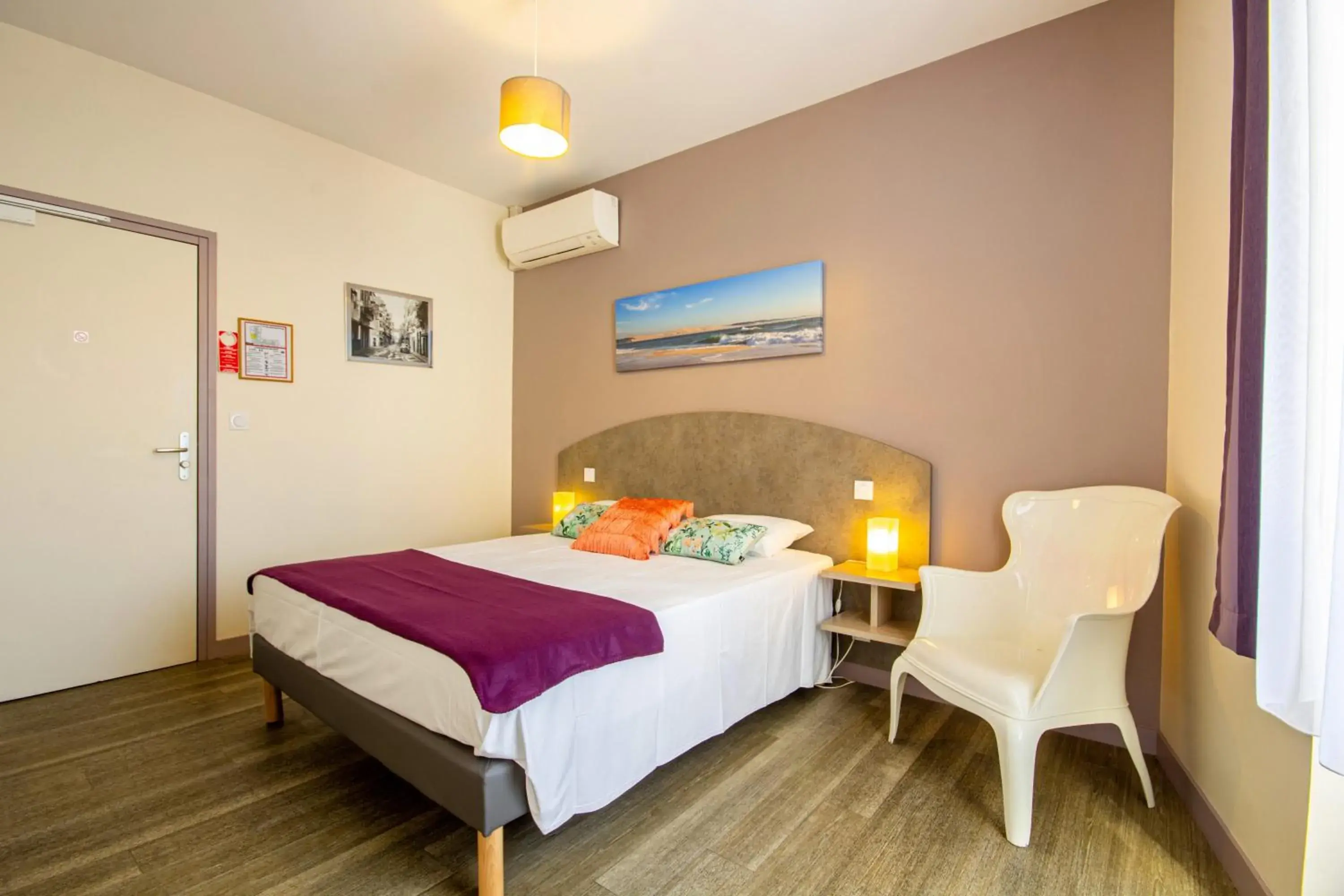 Bed in CIT'HOTEL Le Commerce Bed in CIT'HOTEL Le Commerce