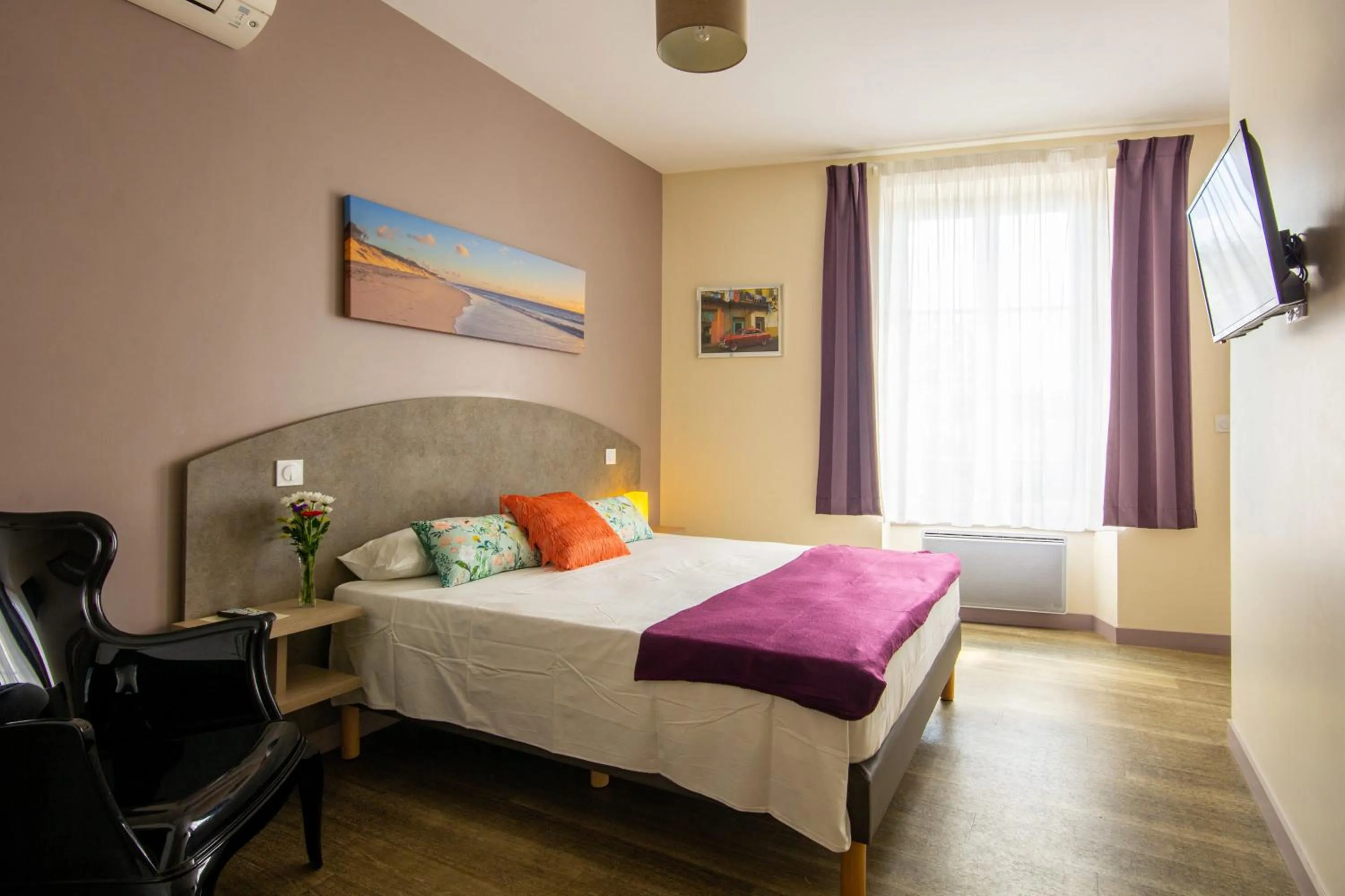 Bedroom, Bed in CIT'HOTEL Le Commerce