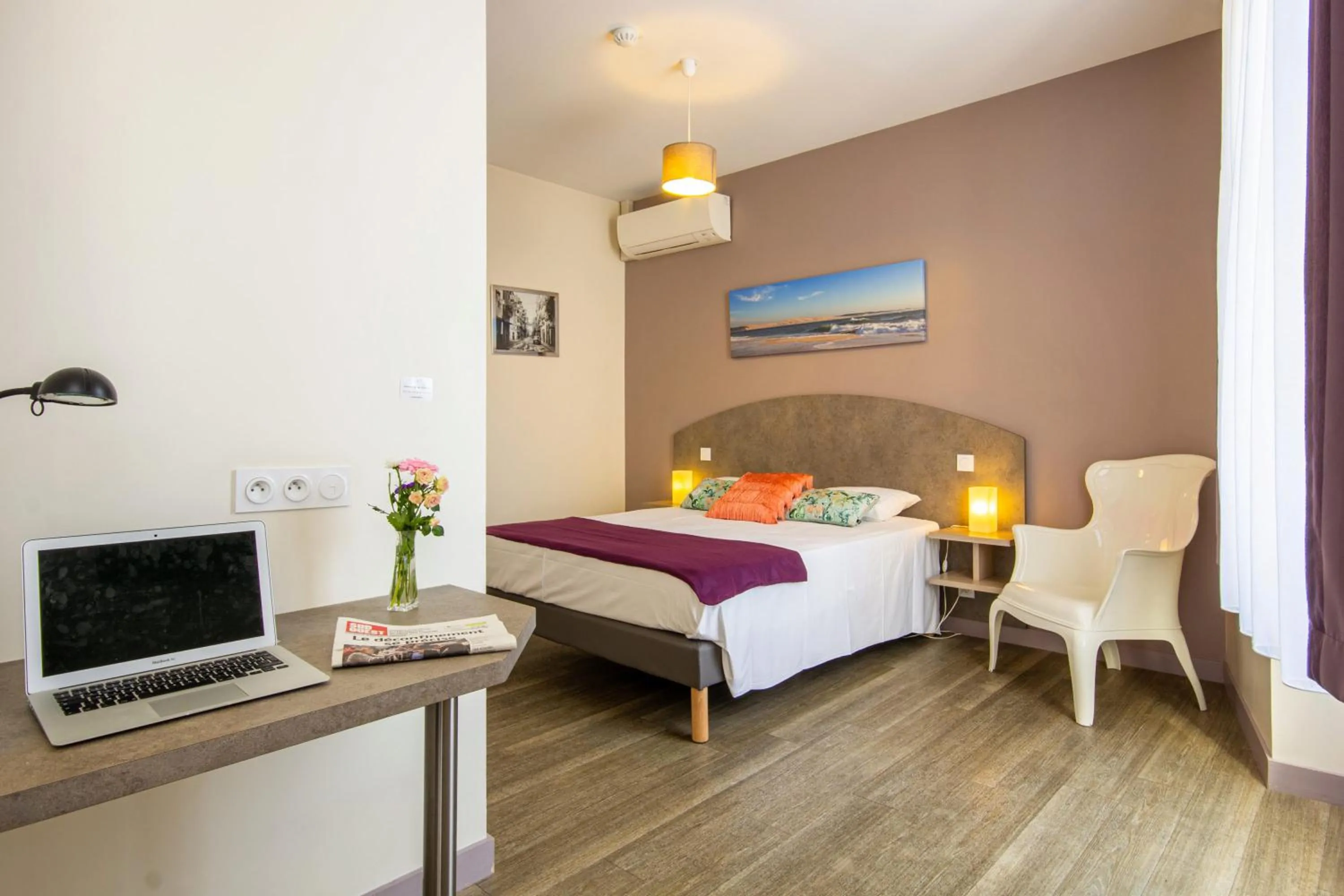 Bed in CIT'HOTEL Le Commerce