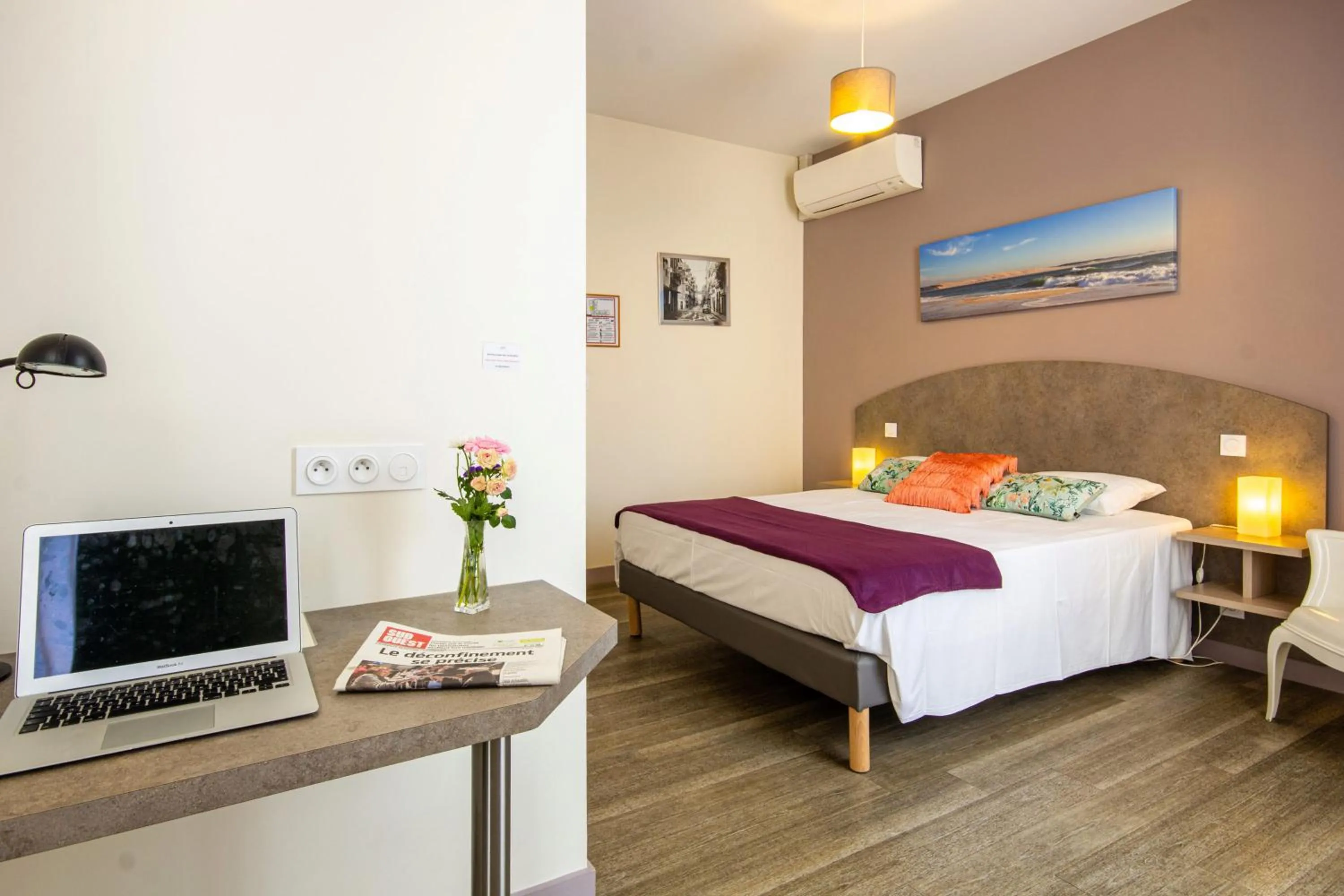 Bed in CIT'HOTEL Le Commerce