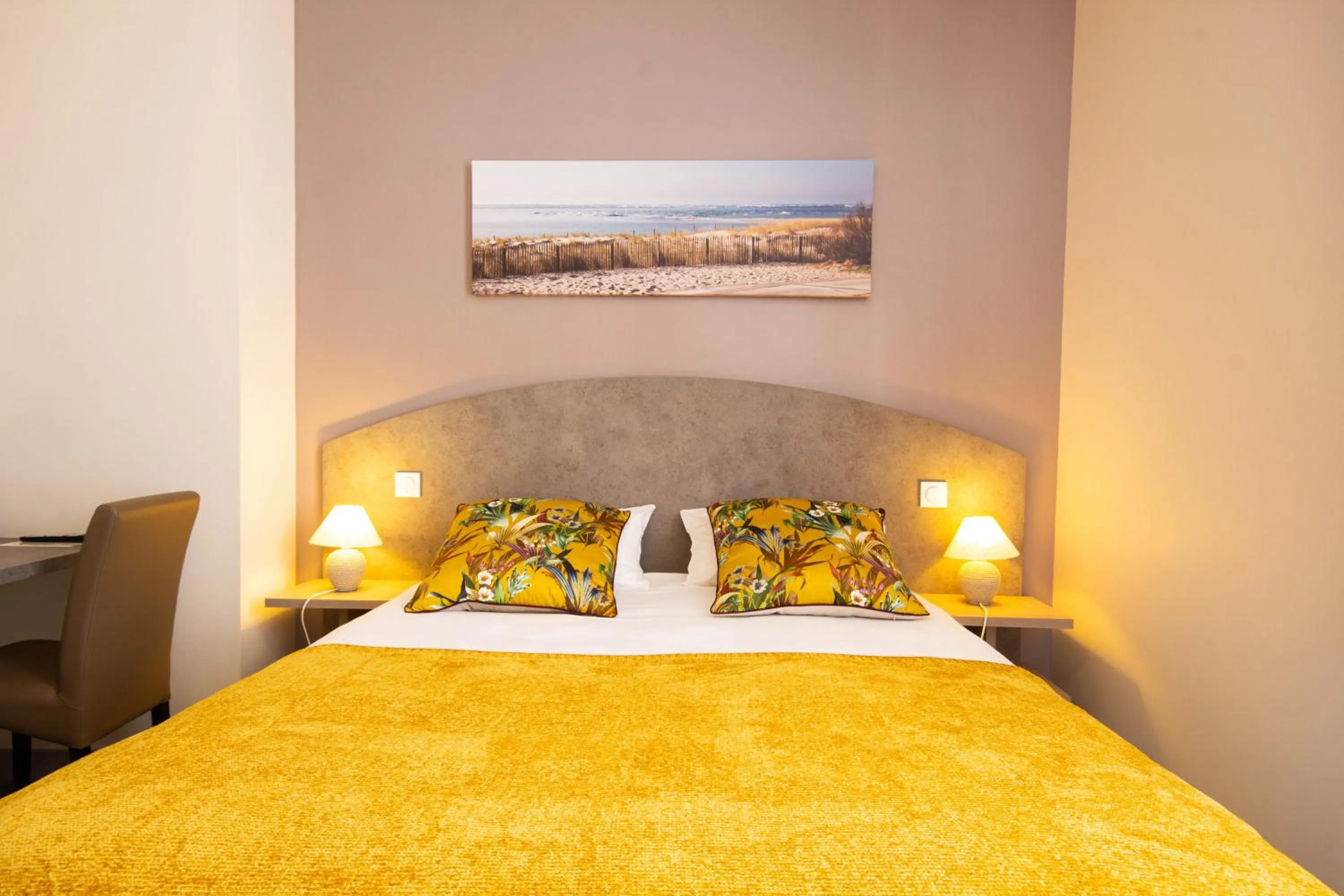 Bed in CIT'HOTEL Le Commerce