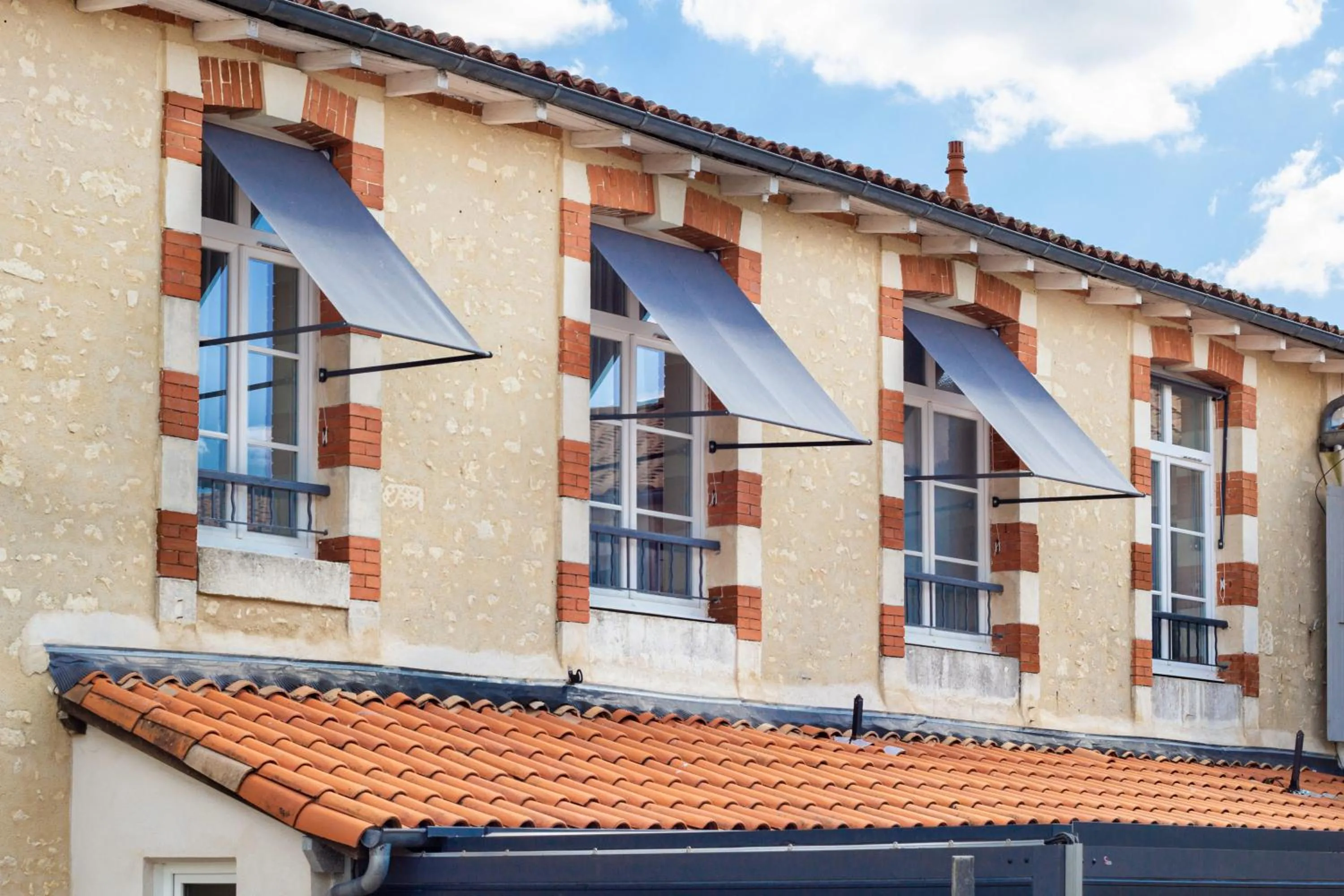 Property building in CIT'HOTEL Le Commerce