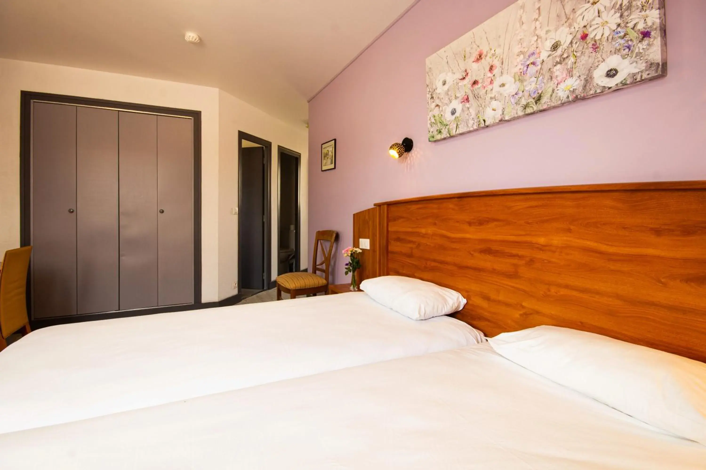 Bed in CIT'HOTEL Le Commerce Bed in CIT'HOTEL Le Commerce