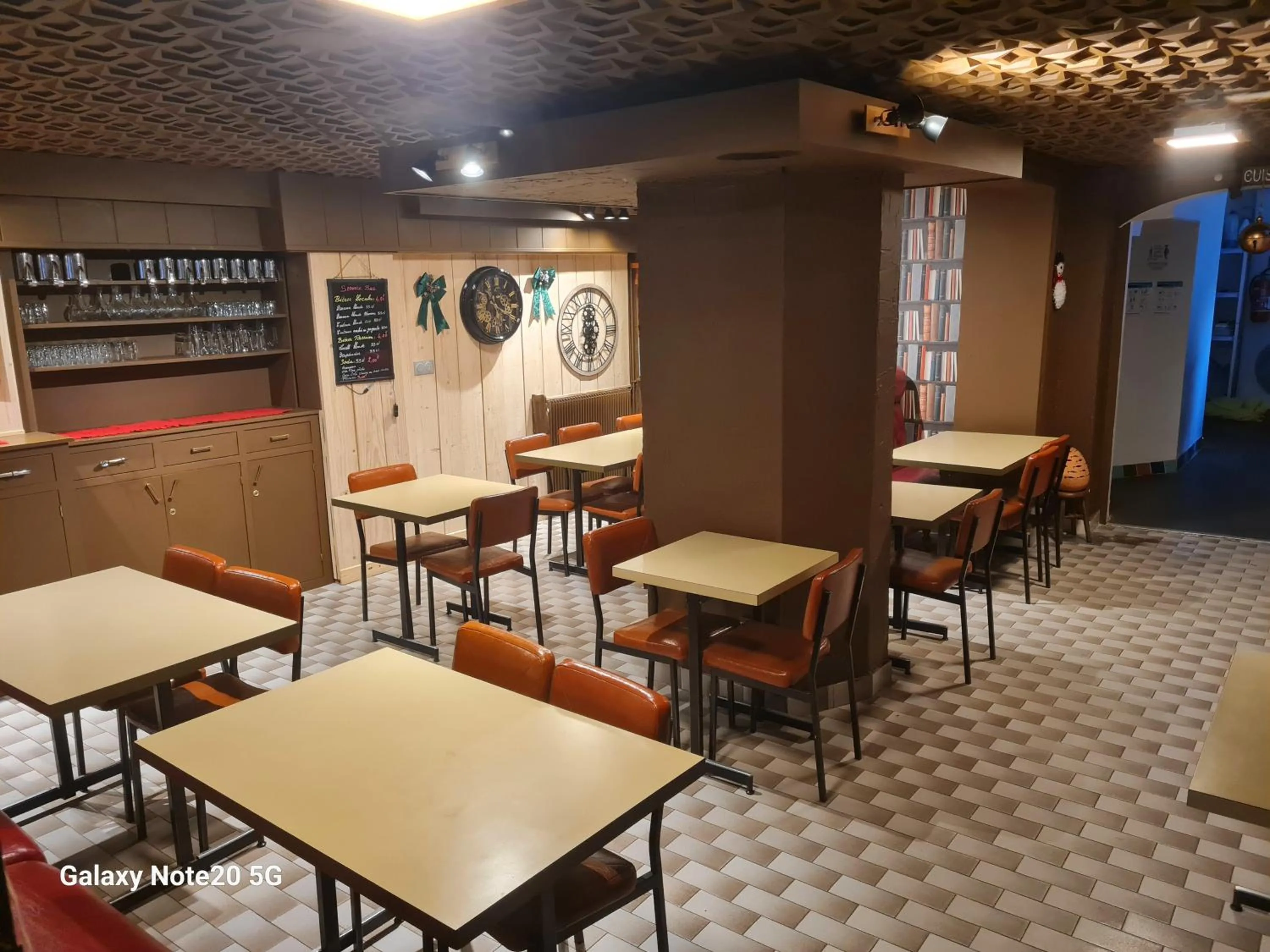 Communal lounge/ TV room in Hébergement Artense