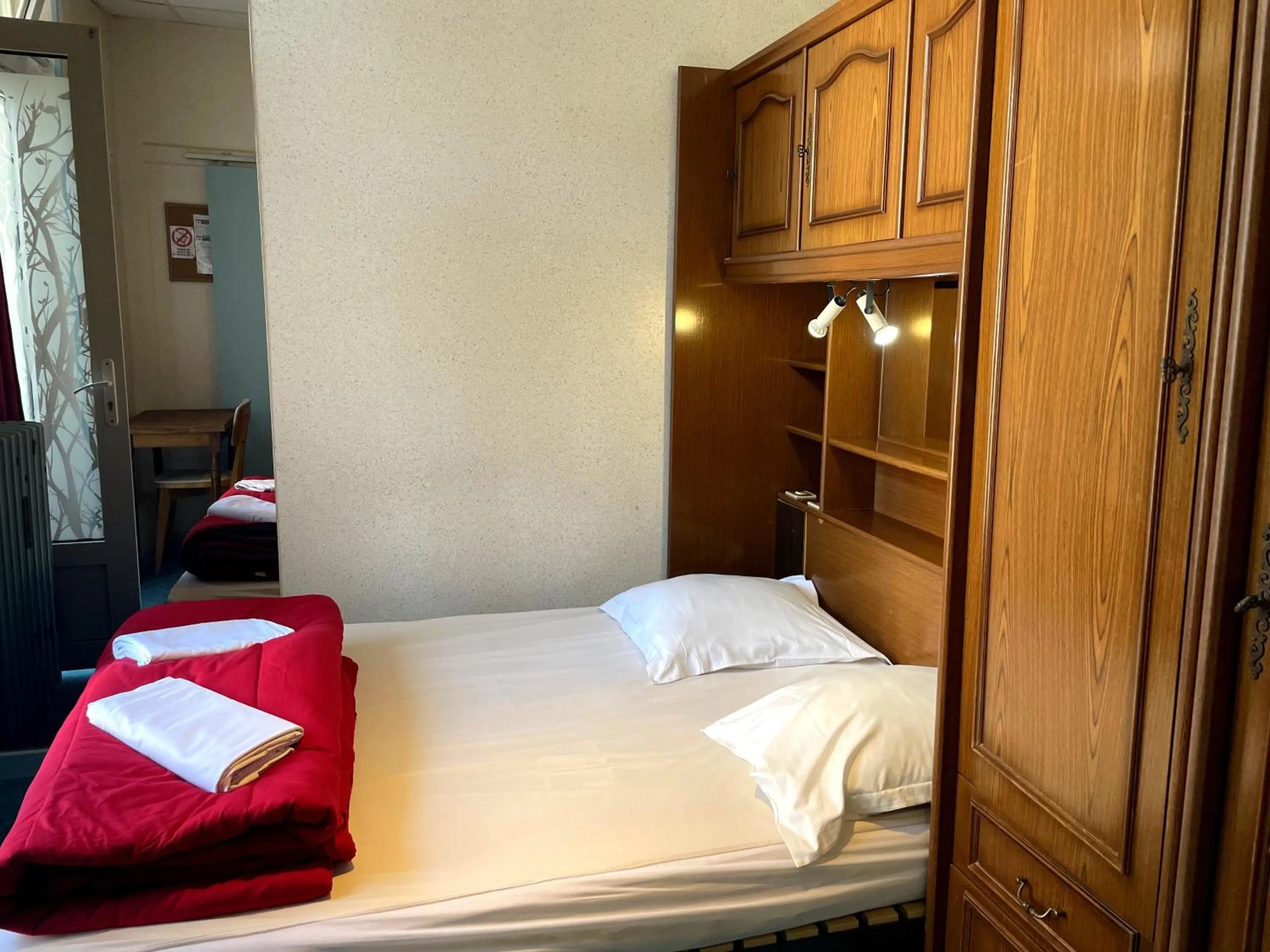 Photo of the whole room, Bed in Hébergement Artense