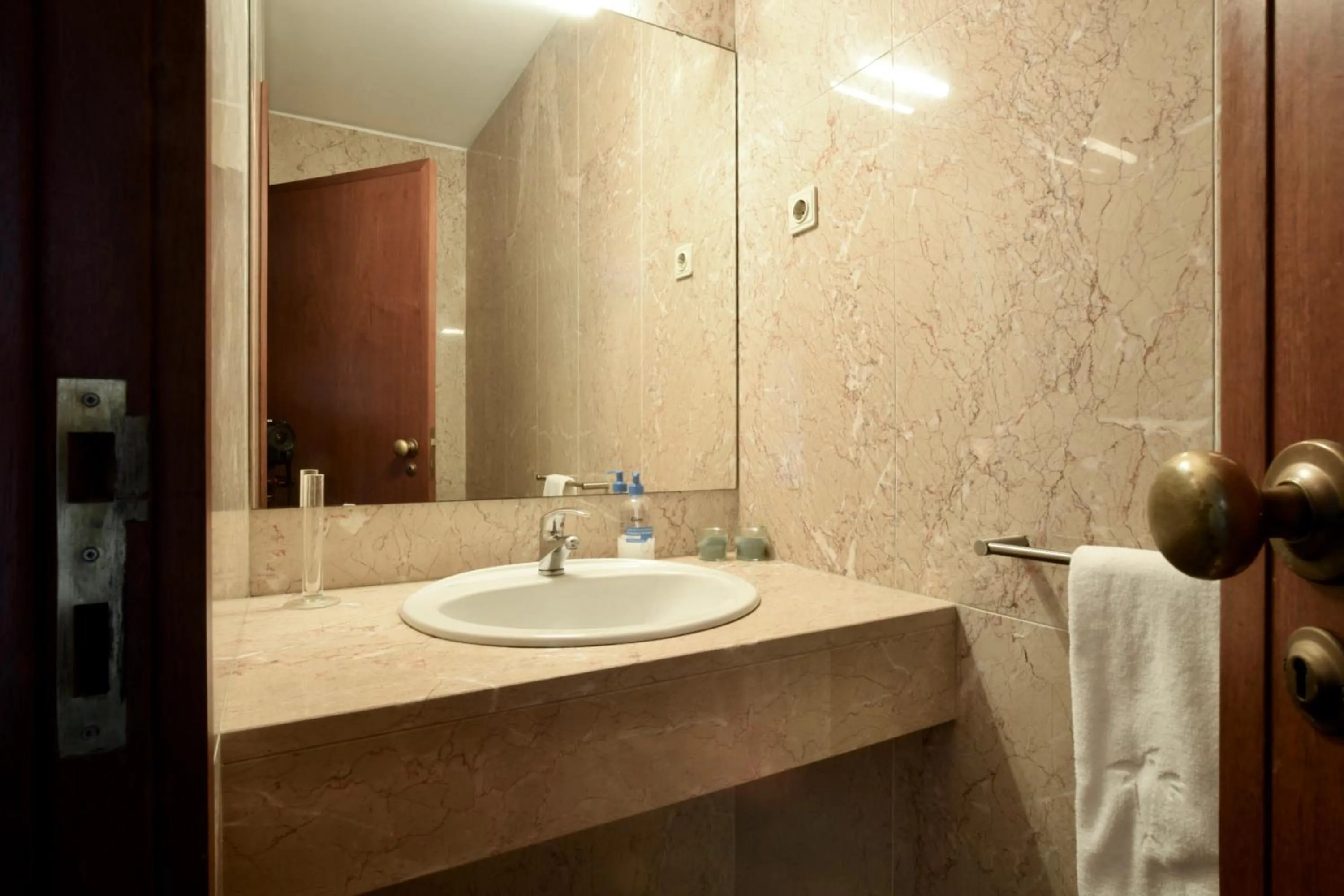 Bathroom in sunset@leçadapalmeira