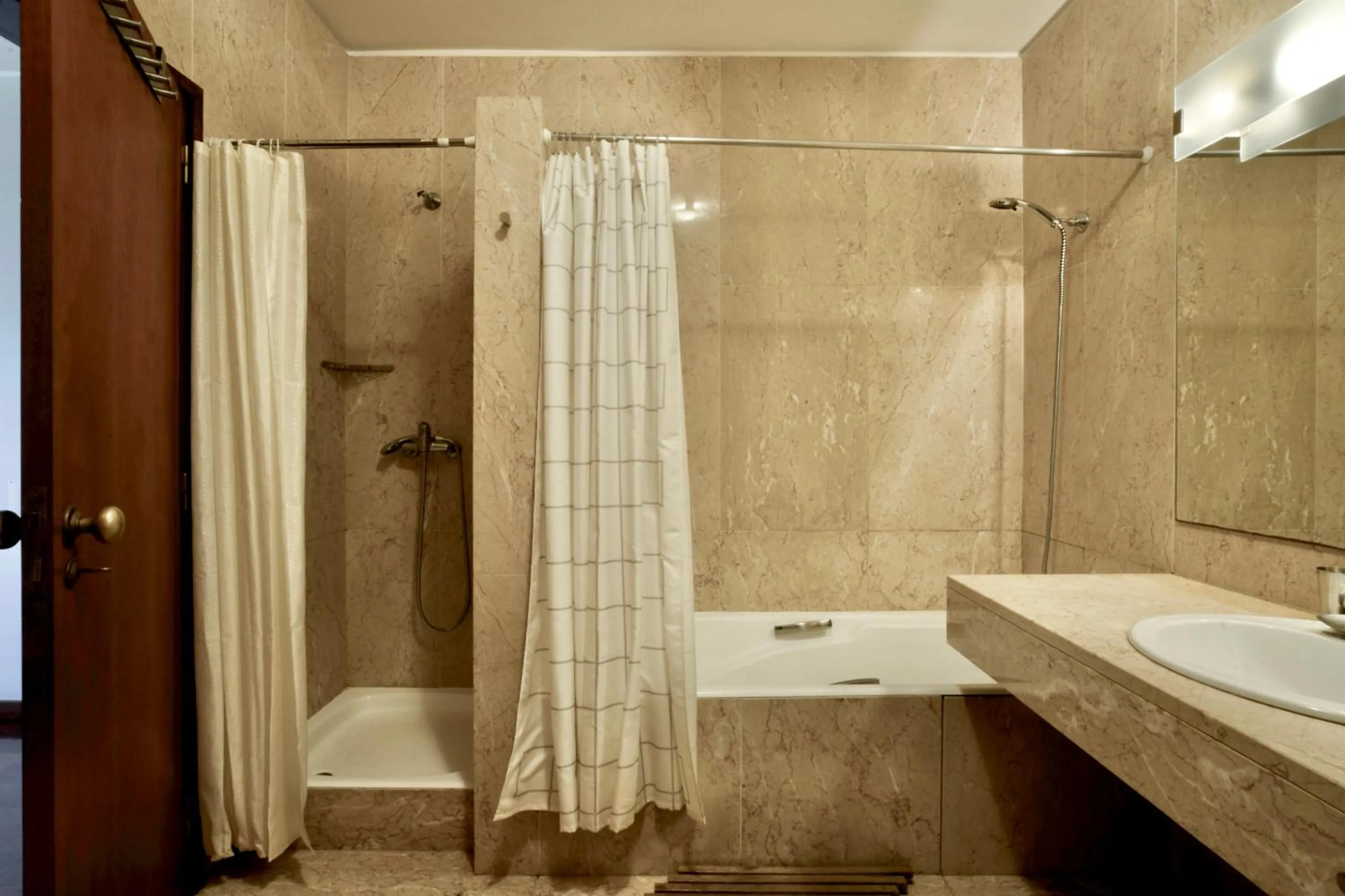 Bathroom in sunset@leçadapalmeira