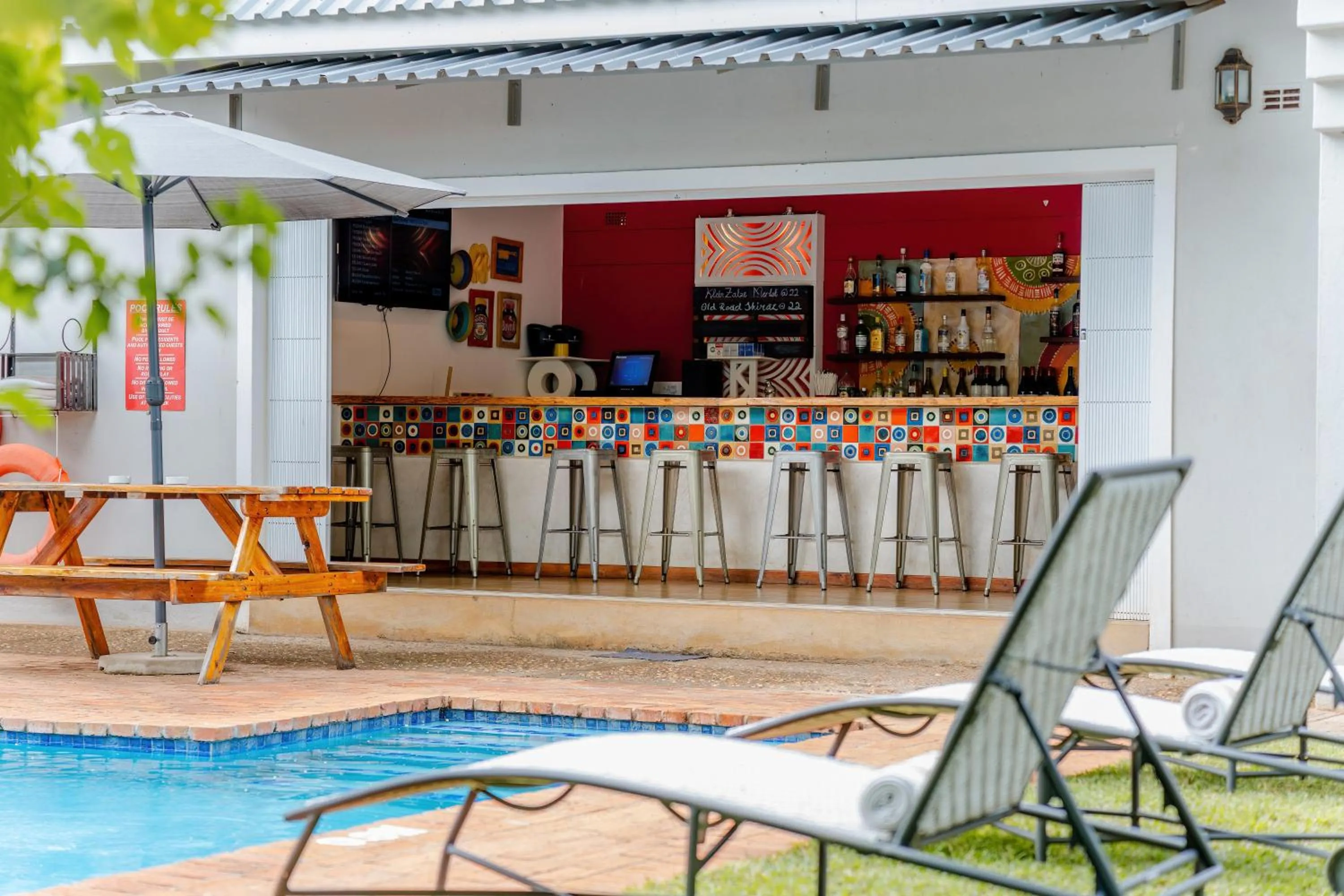 Lounge or bar in PheZulu Guest Lodge