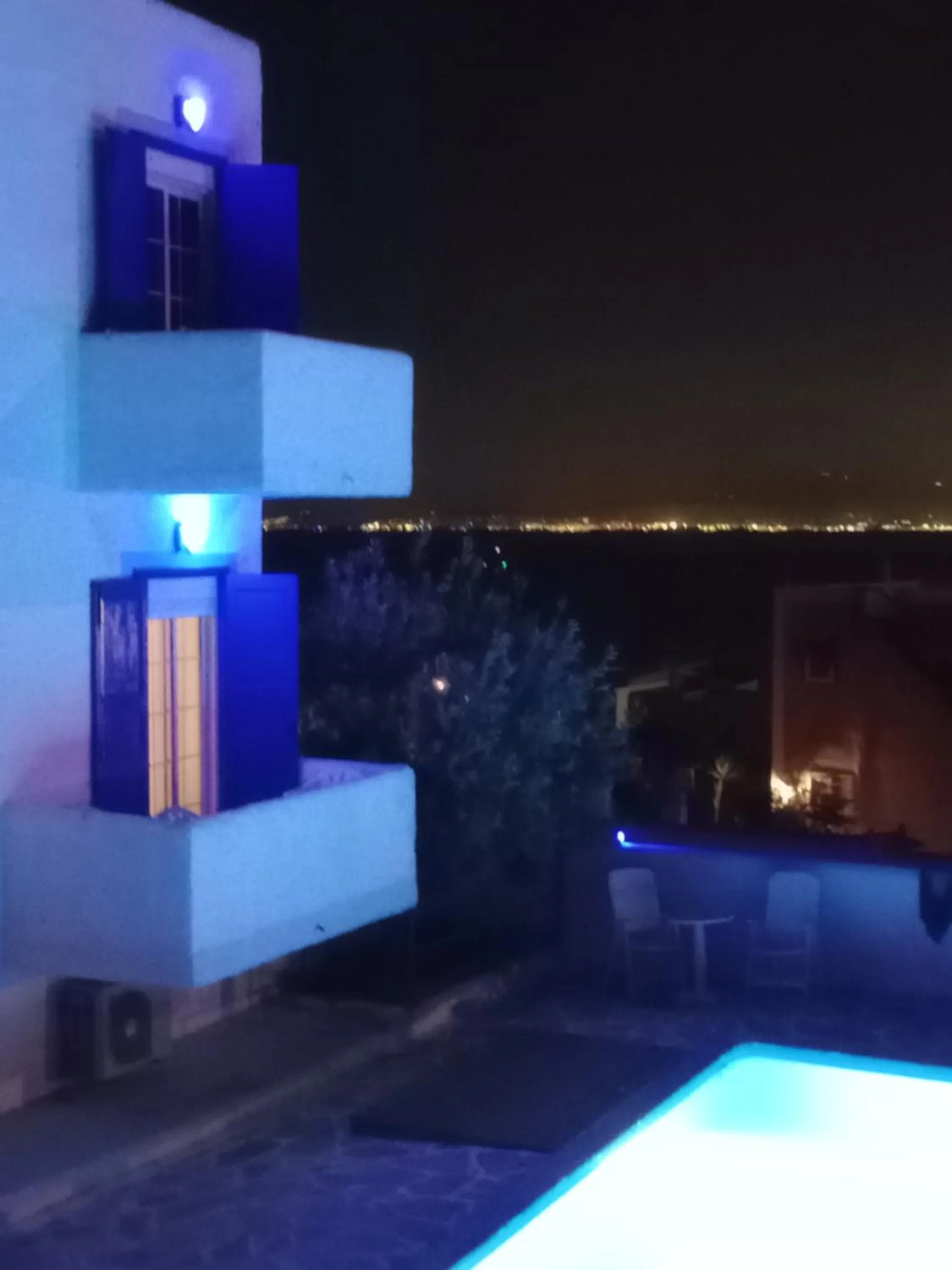 Night in Blue Dolphin Studios and Apartment