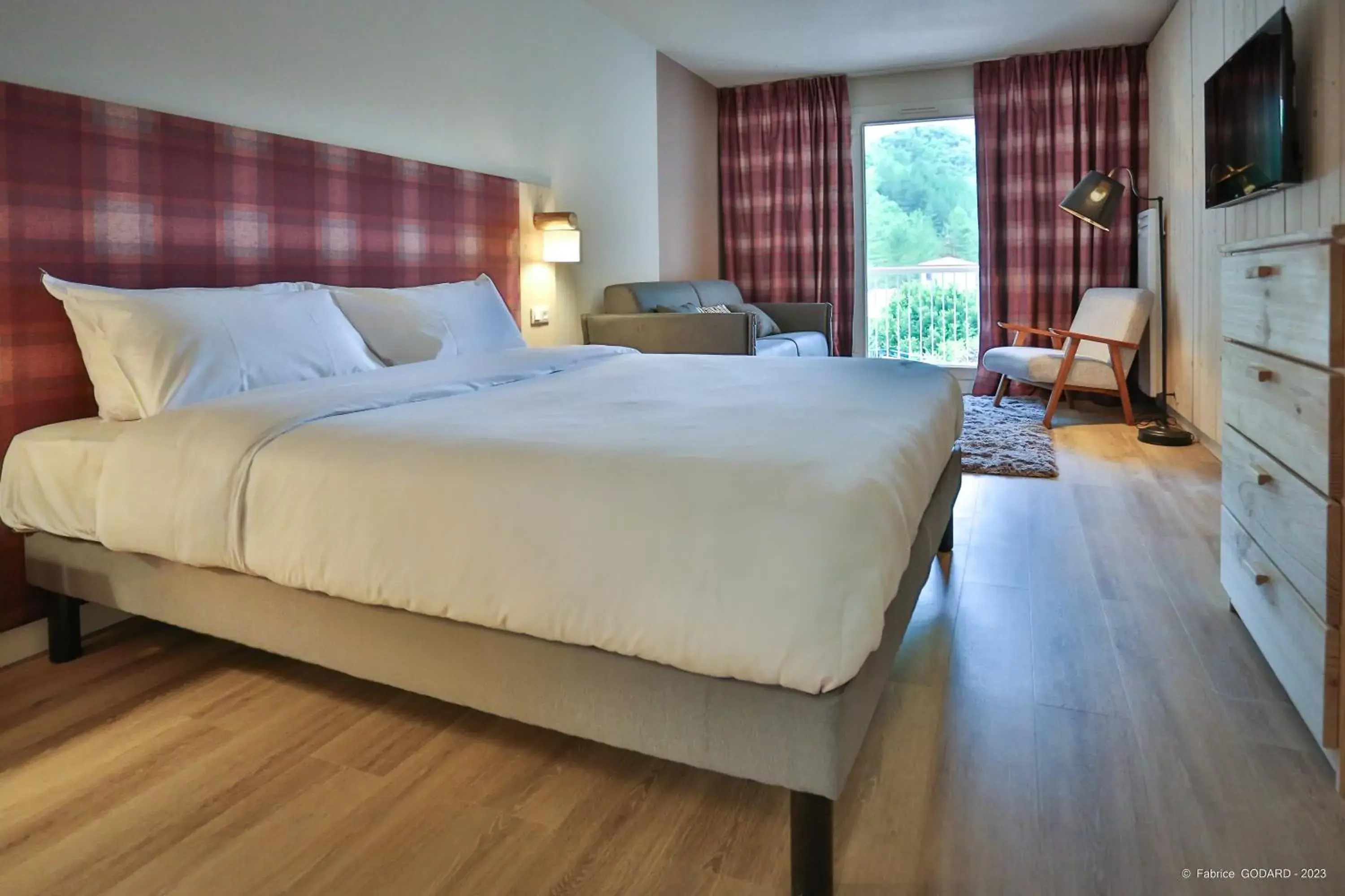 Photo of the whole room, Bed in Hôtel Le Refuge des Sources Photo of the whole room, Bed in Hôtel Le Refuge des Sources