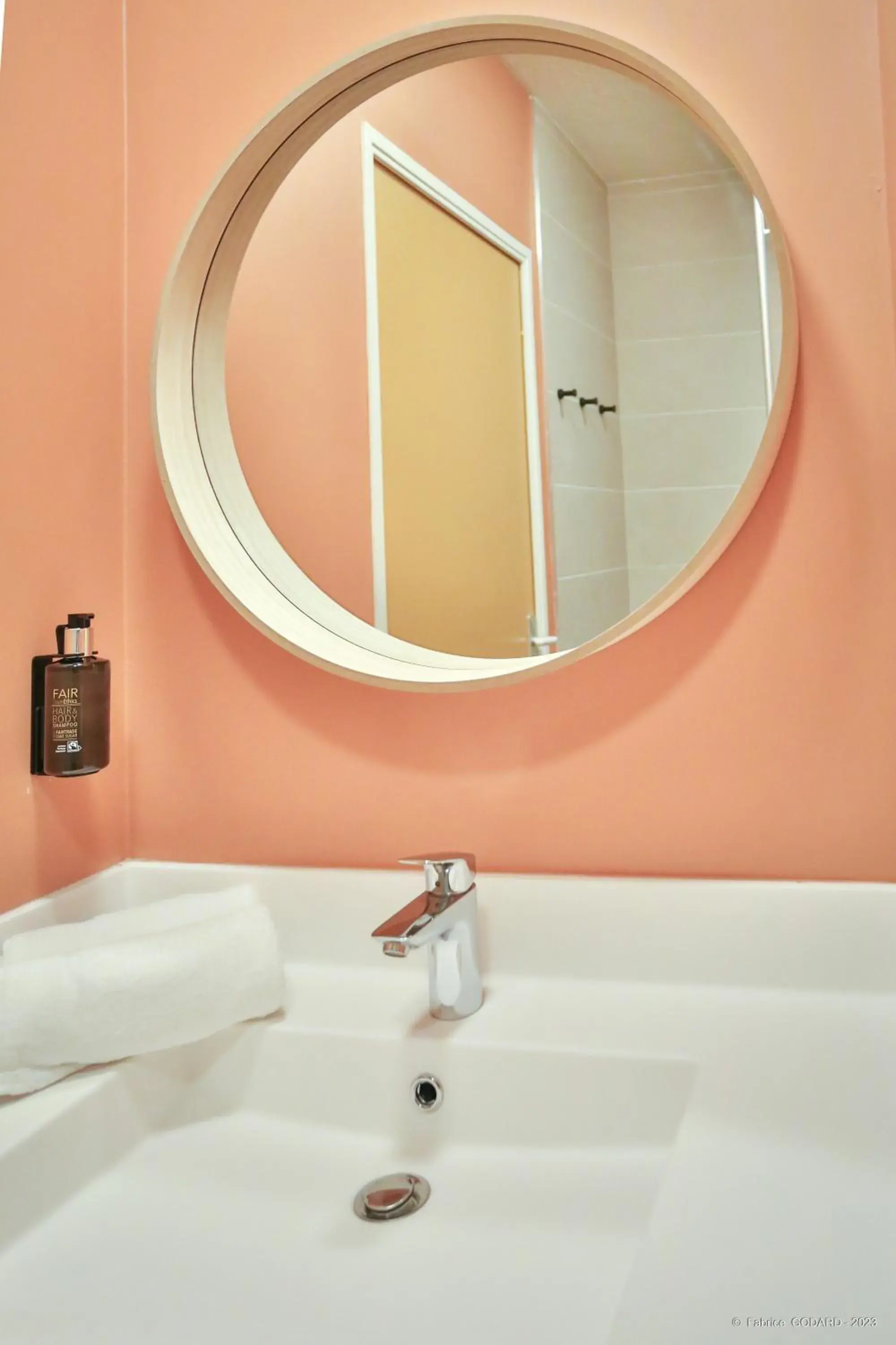 Twin Room with Balcony in Hôtel Le Refuge des Sources Twin Room with Balcony in Hôtel Le Refuge des Sources