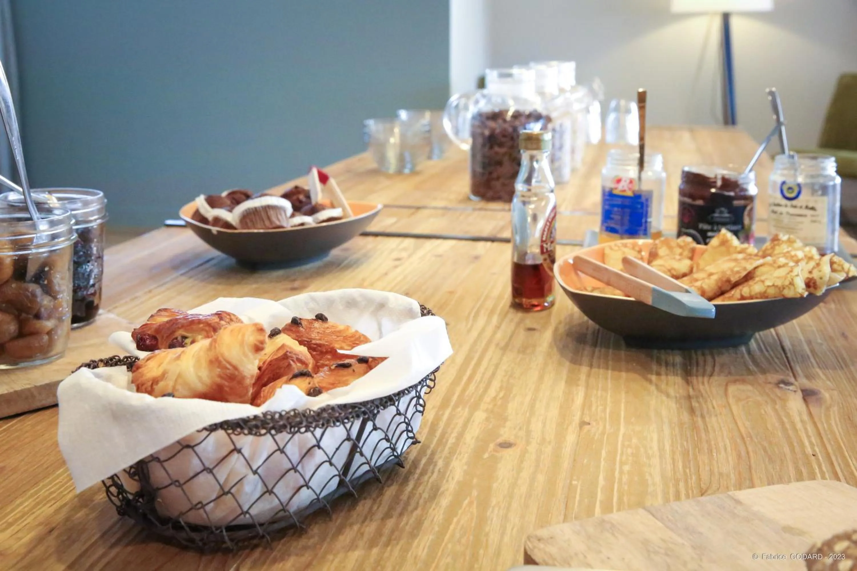 Buffet breakfast in Hôtel Le Refuge des Sources