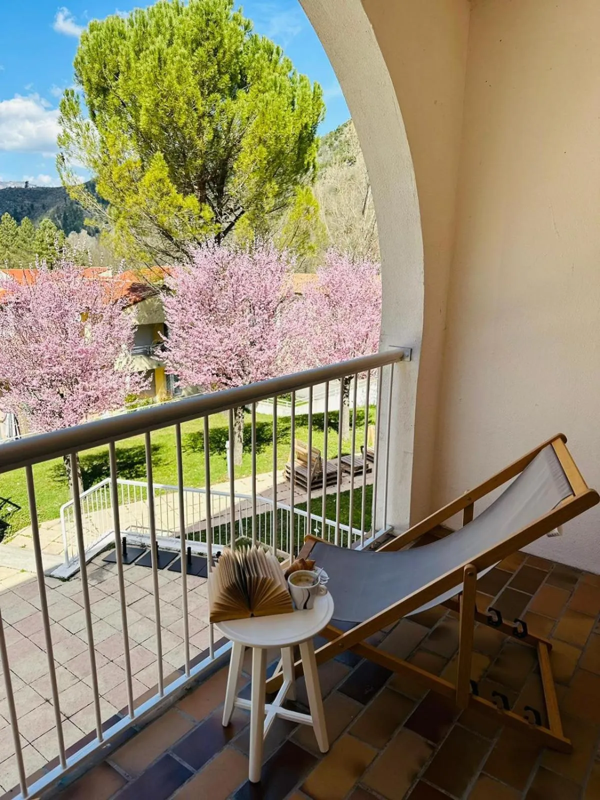 Patio in Hôtel Le Refuge des Sources