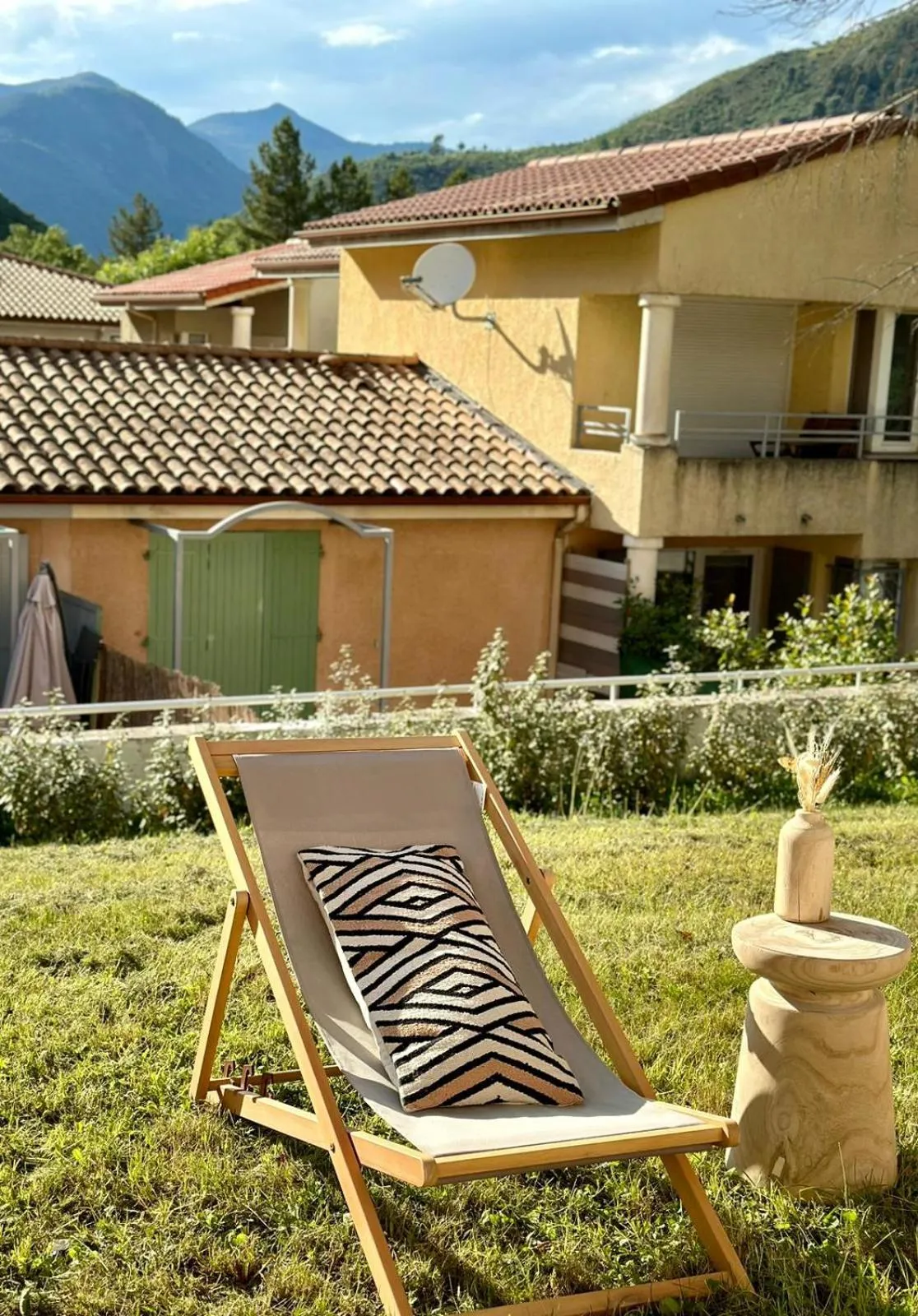 Patio in Hôtel Le Refuge des Sources