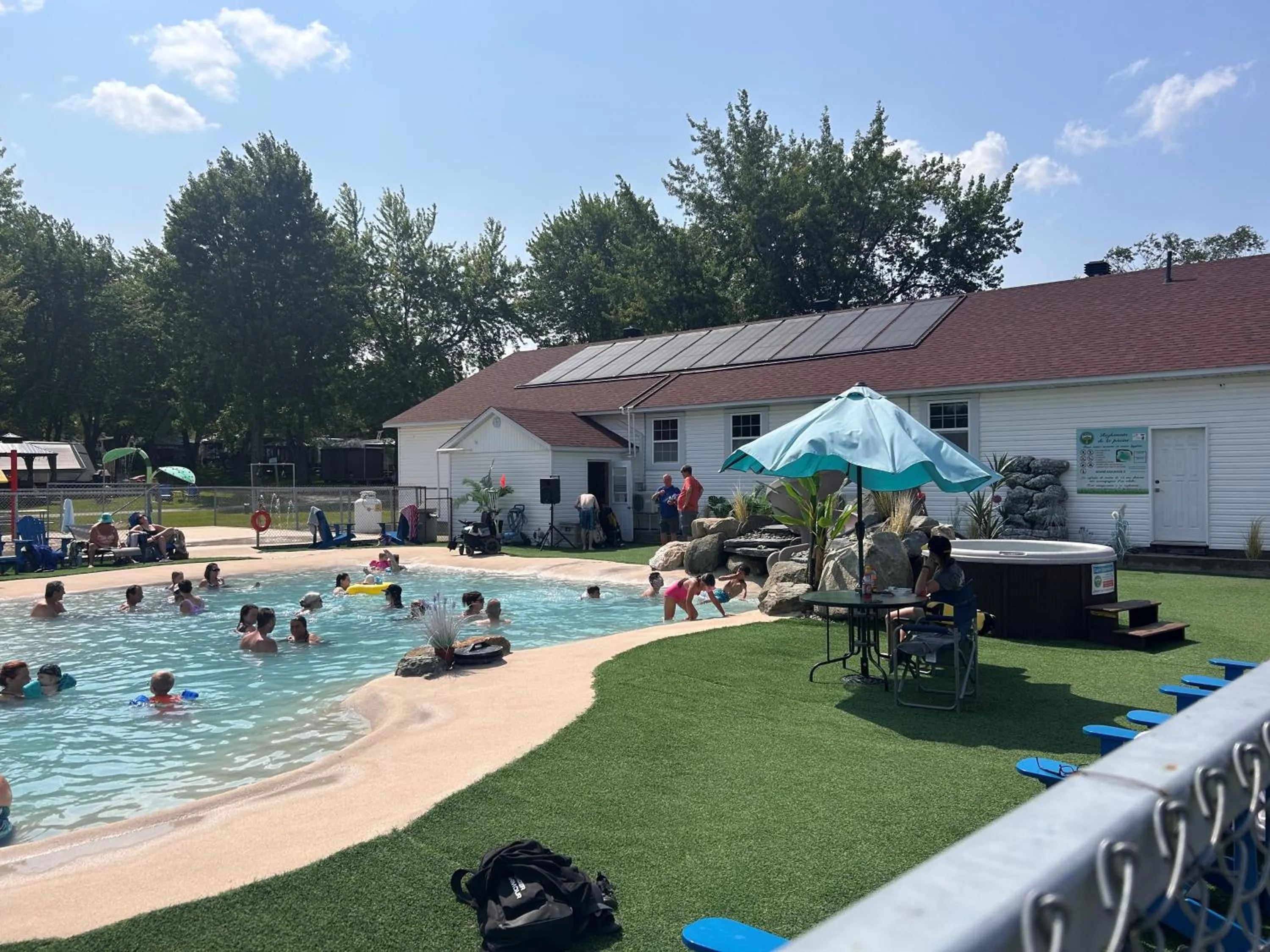 Swimming pool in Auberge Papillon Lune