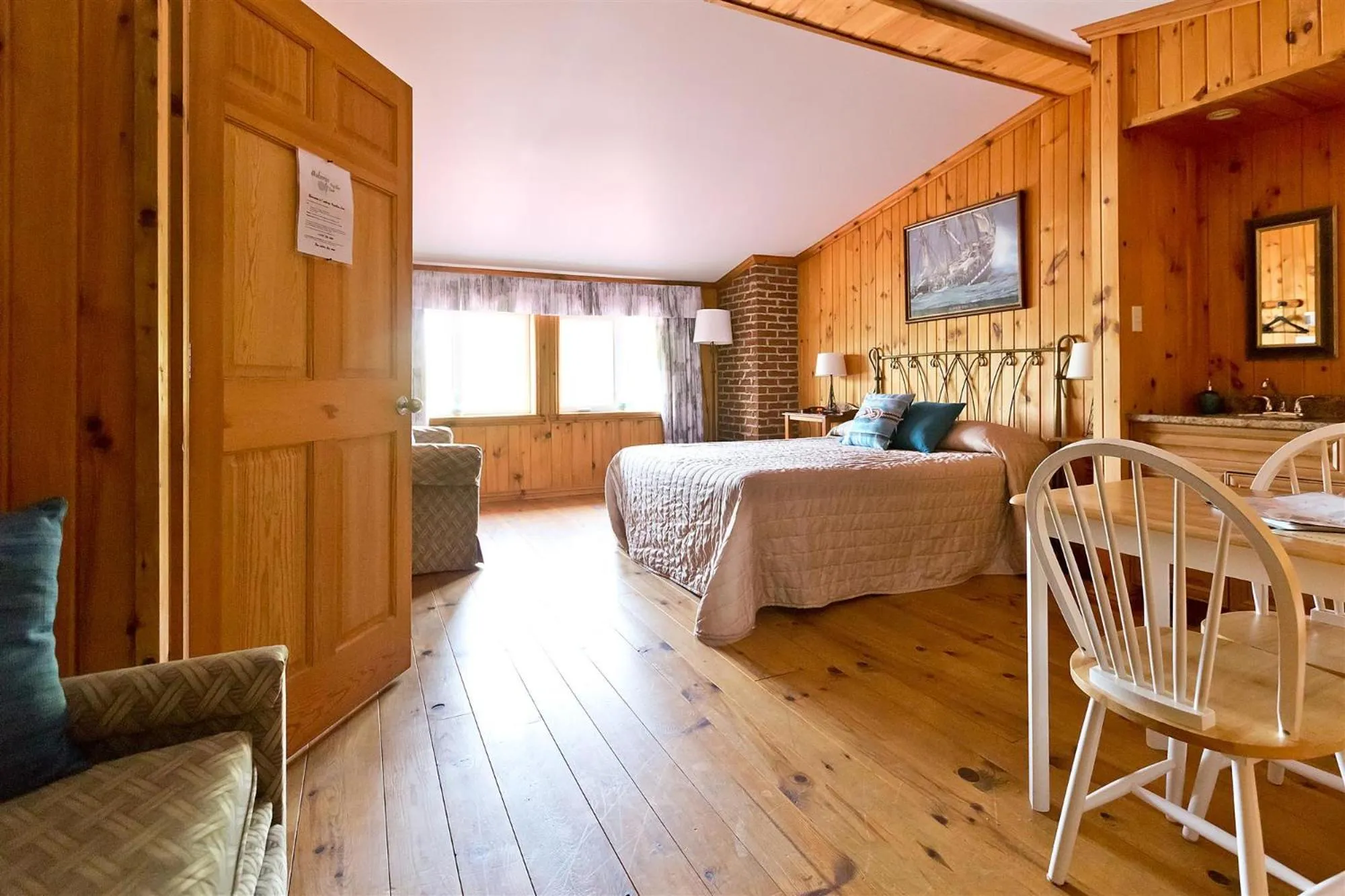 Photo of the whole room, Bed in Auberge Papillon Lune