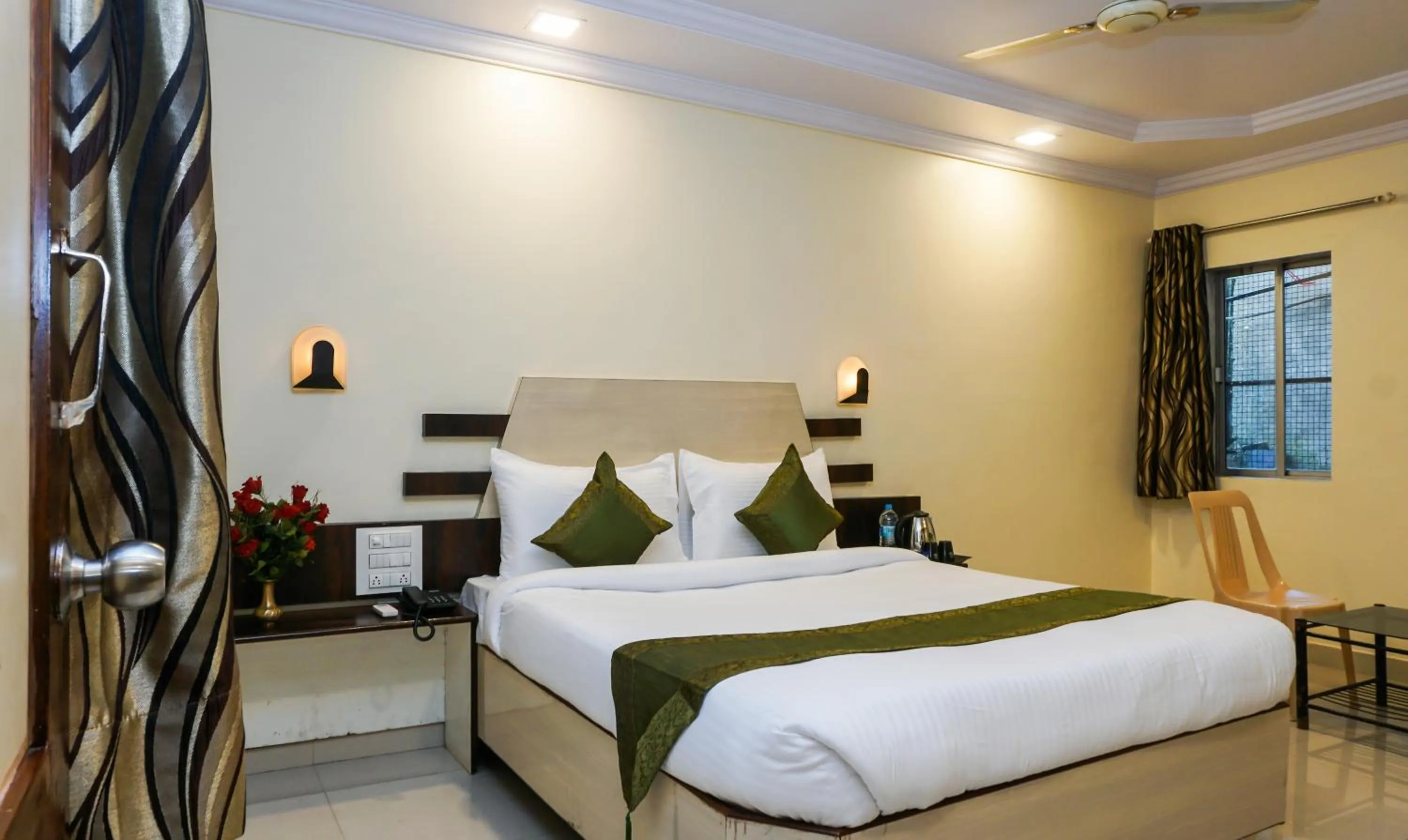 Bedroom, Bed in Treebo Hillway Inn Main Market