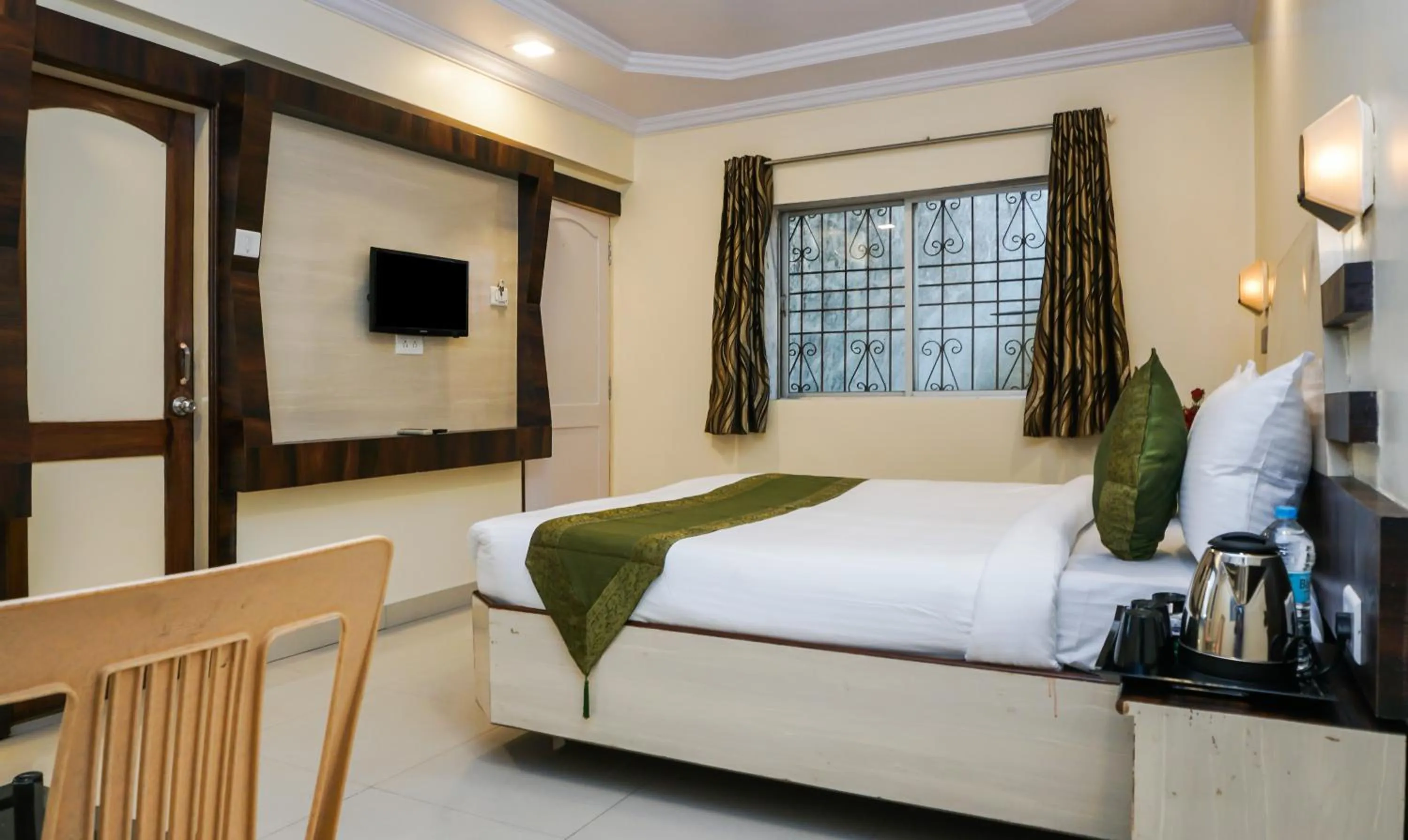 Bedroom, Bed in Treebo Hillway Inn Main Market