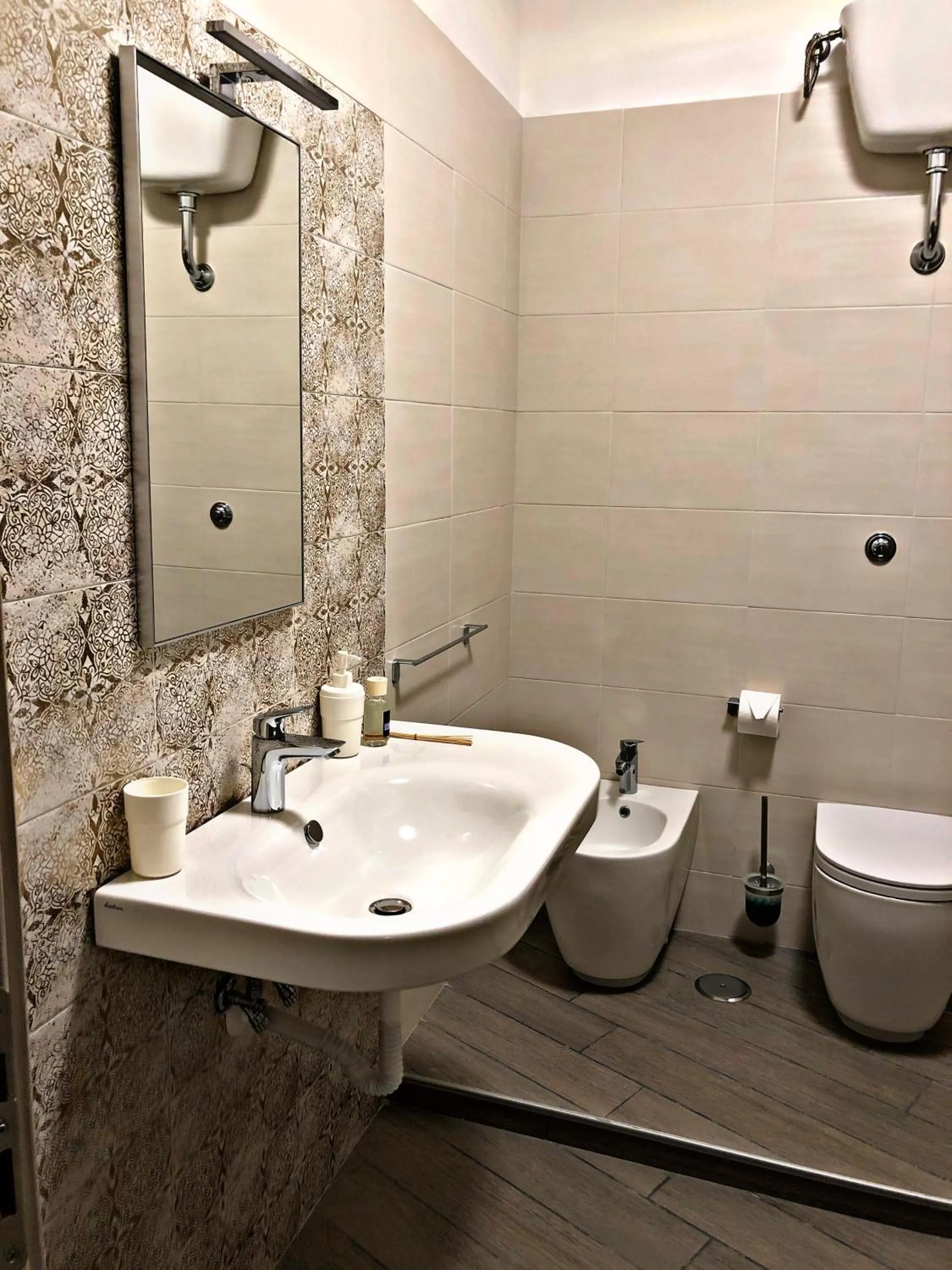 Toilet in Napoli City Inn