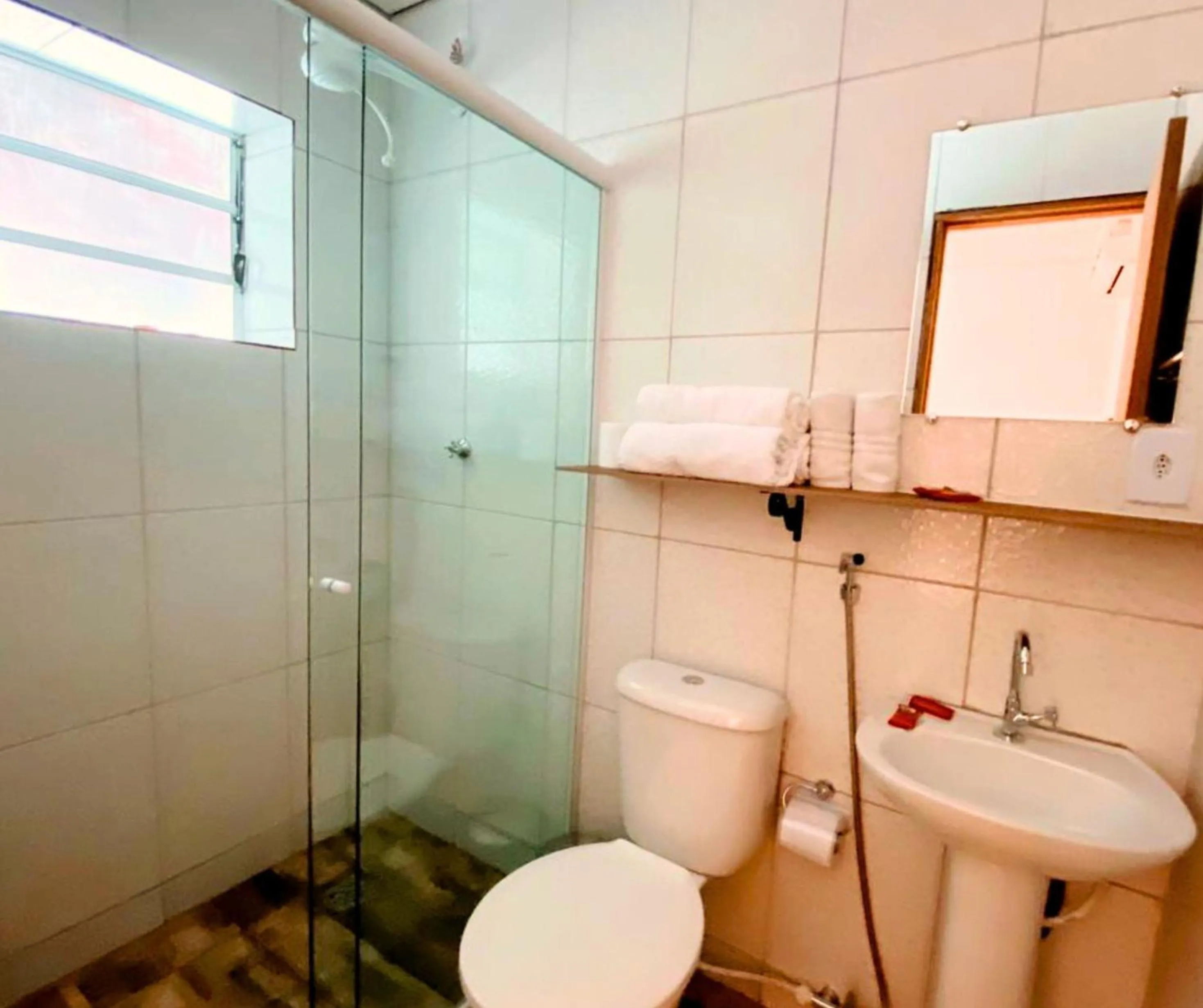 Shower in Pousada Papaya Container