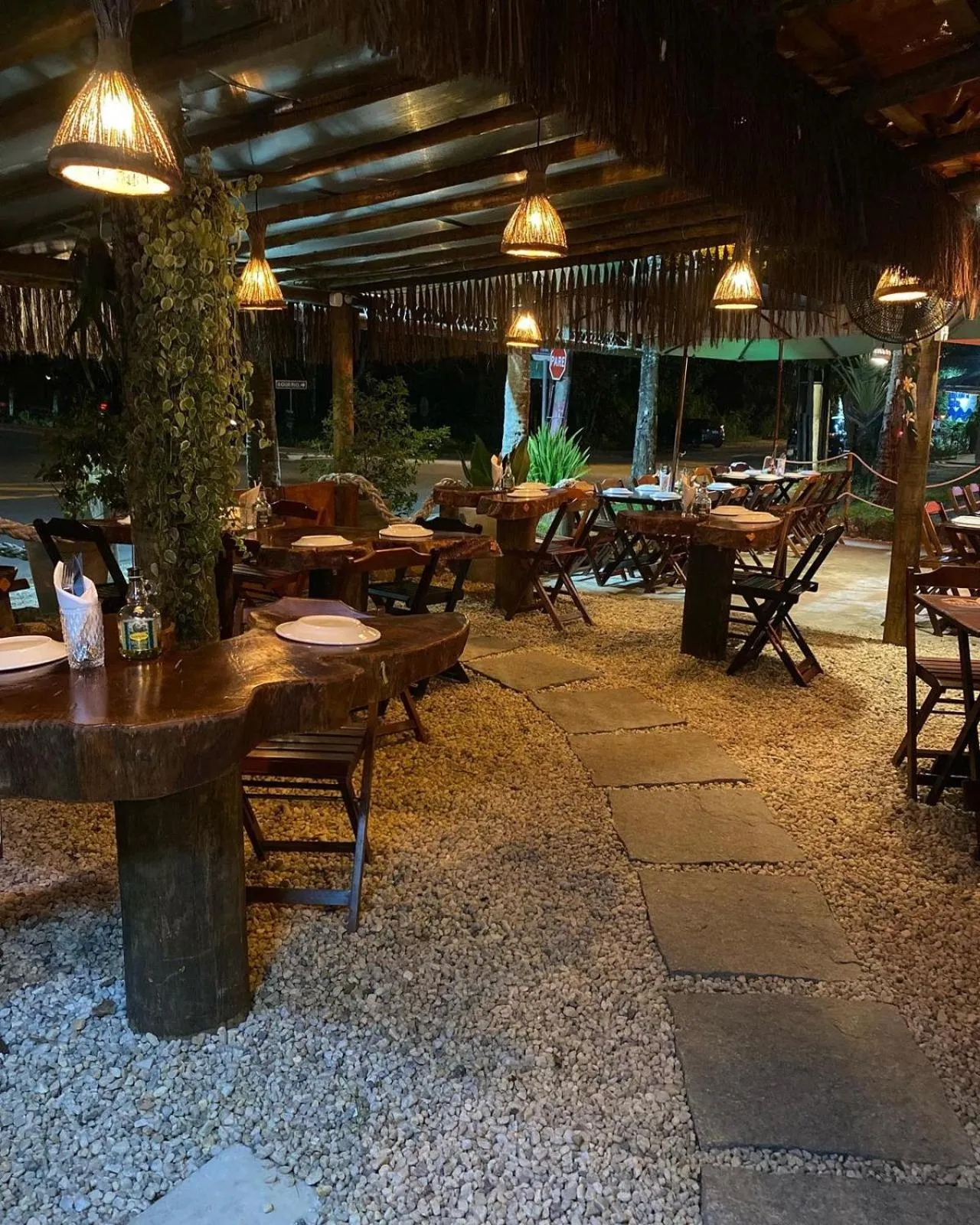 Restaurant/places to eat in Pousada Papaya Container