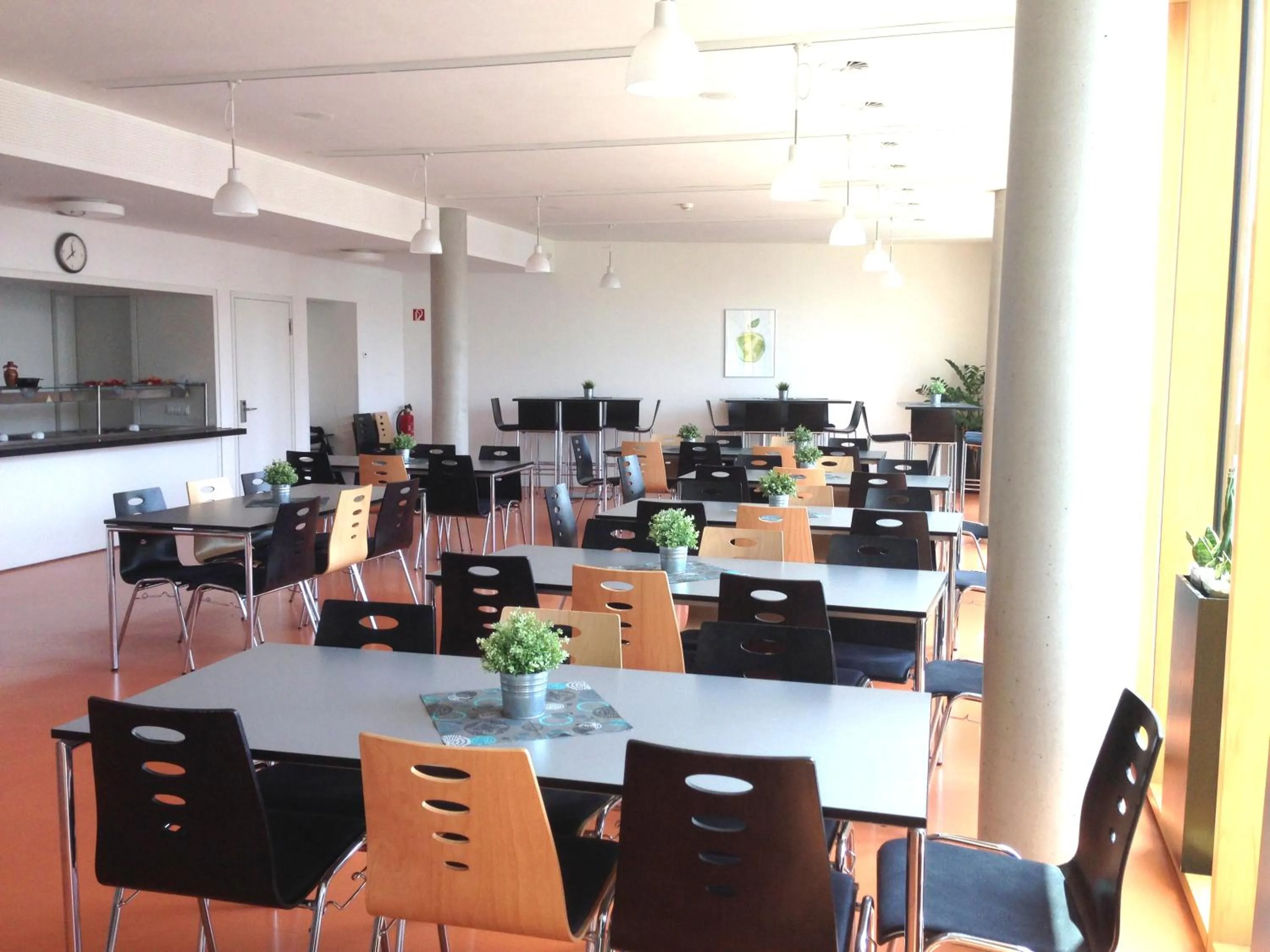 Restaurant/places to eat in Jugendherberge Stuttgart Neckarpark