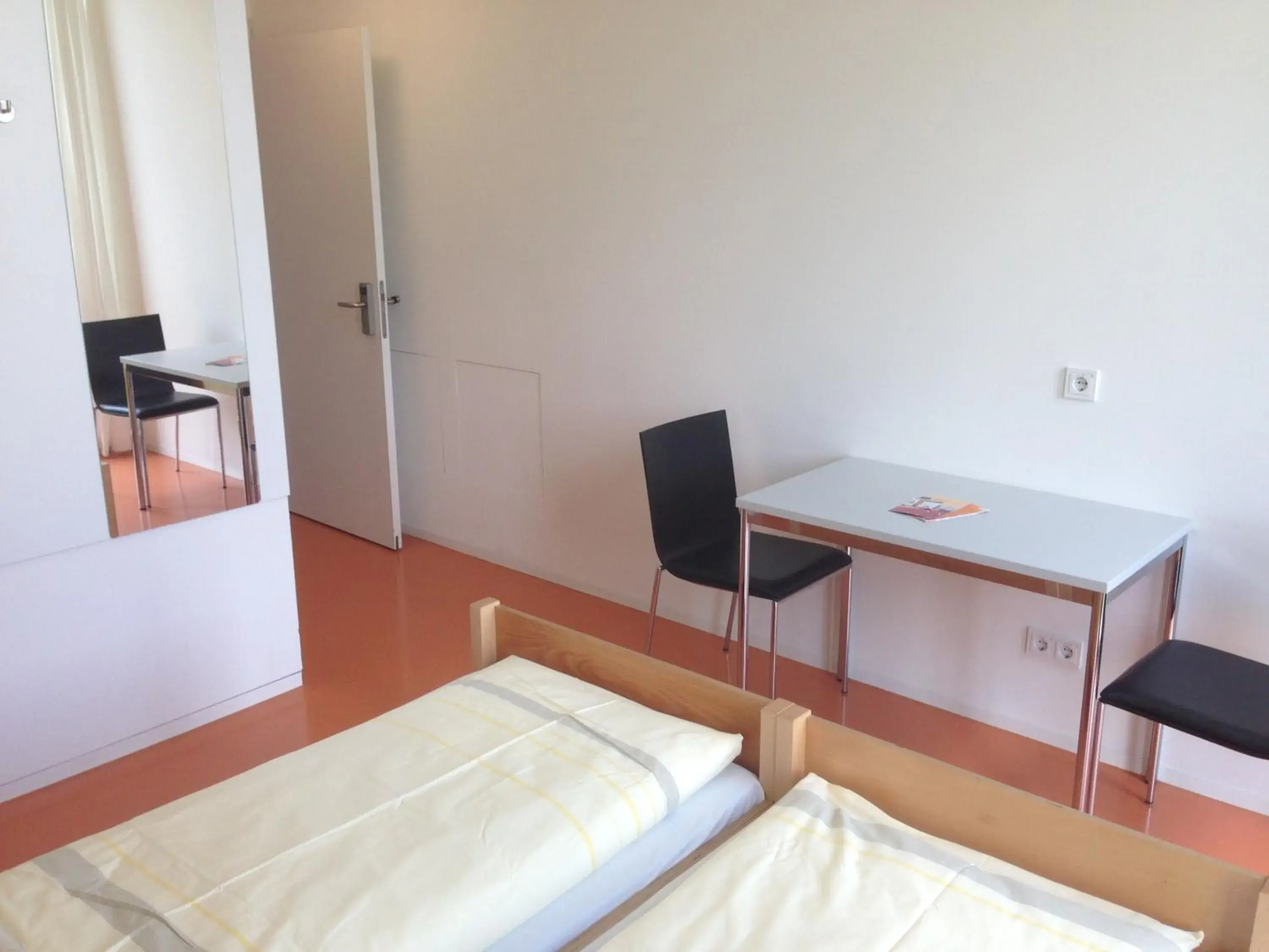 Twin Room in Jugendherberge Stuttgart Neckarpark Twin Room in Jugendherberge Stuttgart Neckarpark