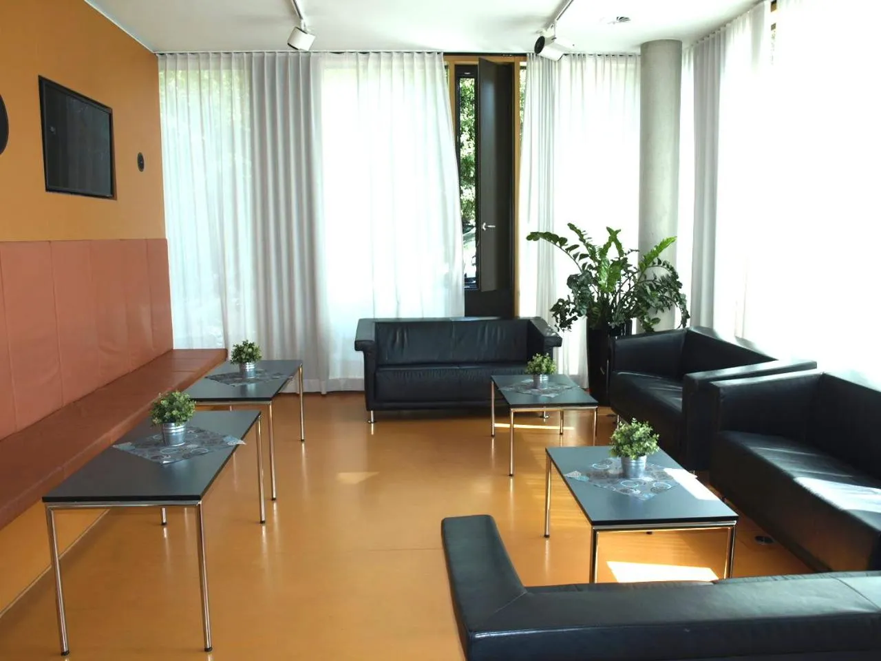 Communal lounge/ TV room in Jugendherberge Stuttgart Neckarpark