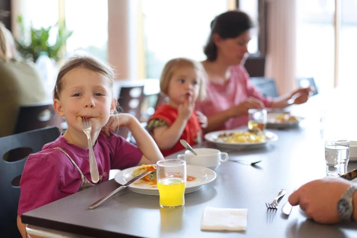 Restaurant/places to eat in Jugendherberge Stuttgart Neckarpark