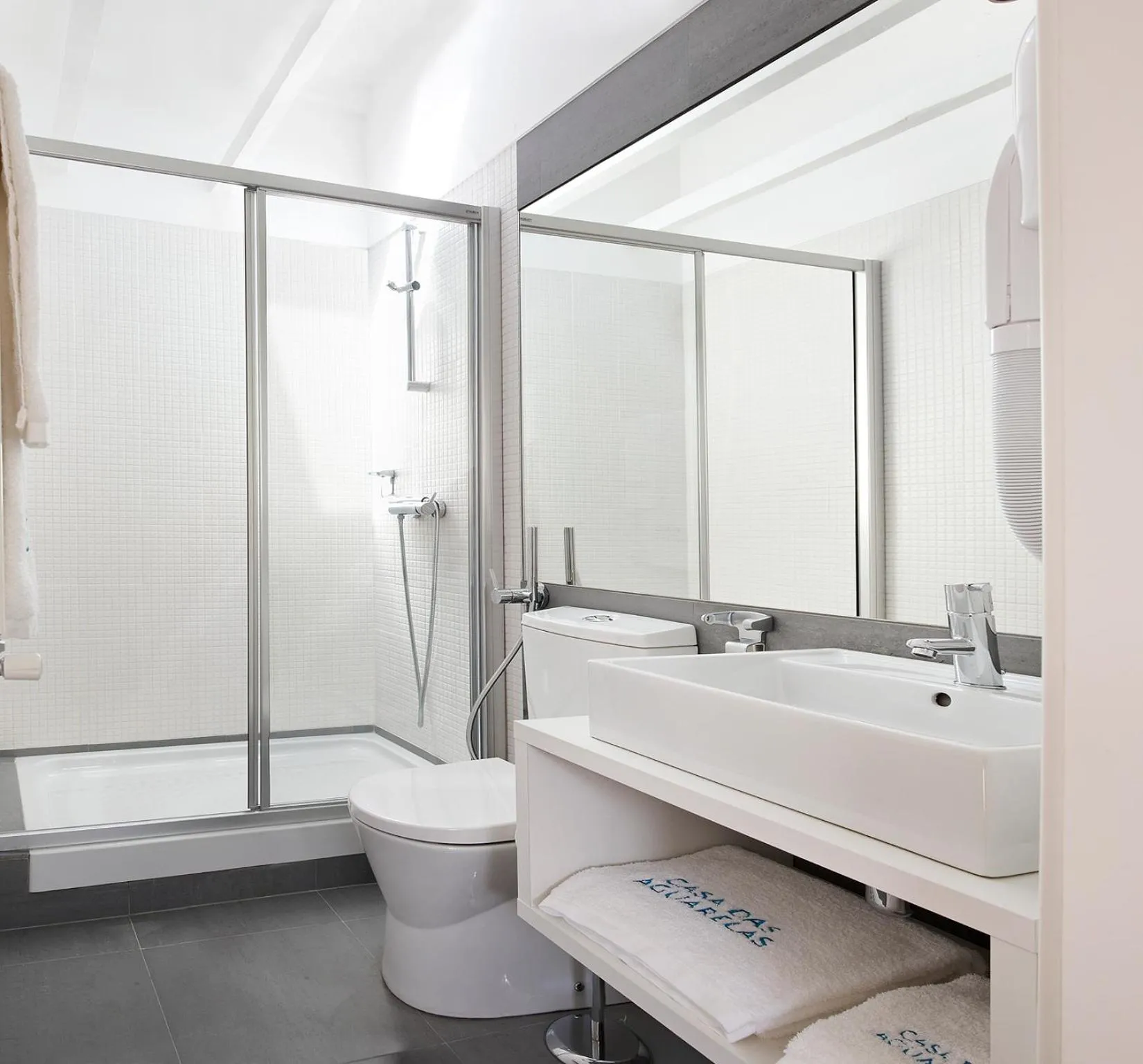 Shower in Casa das Aguarelas