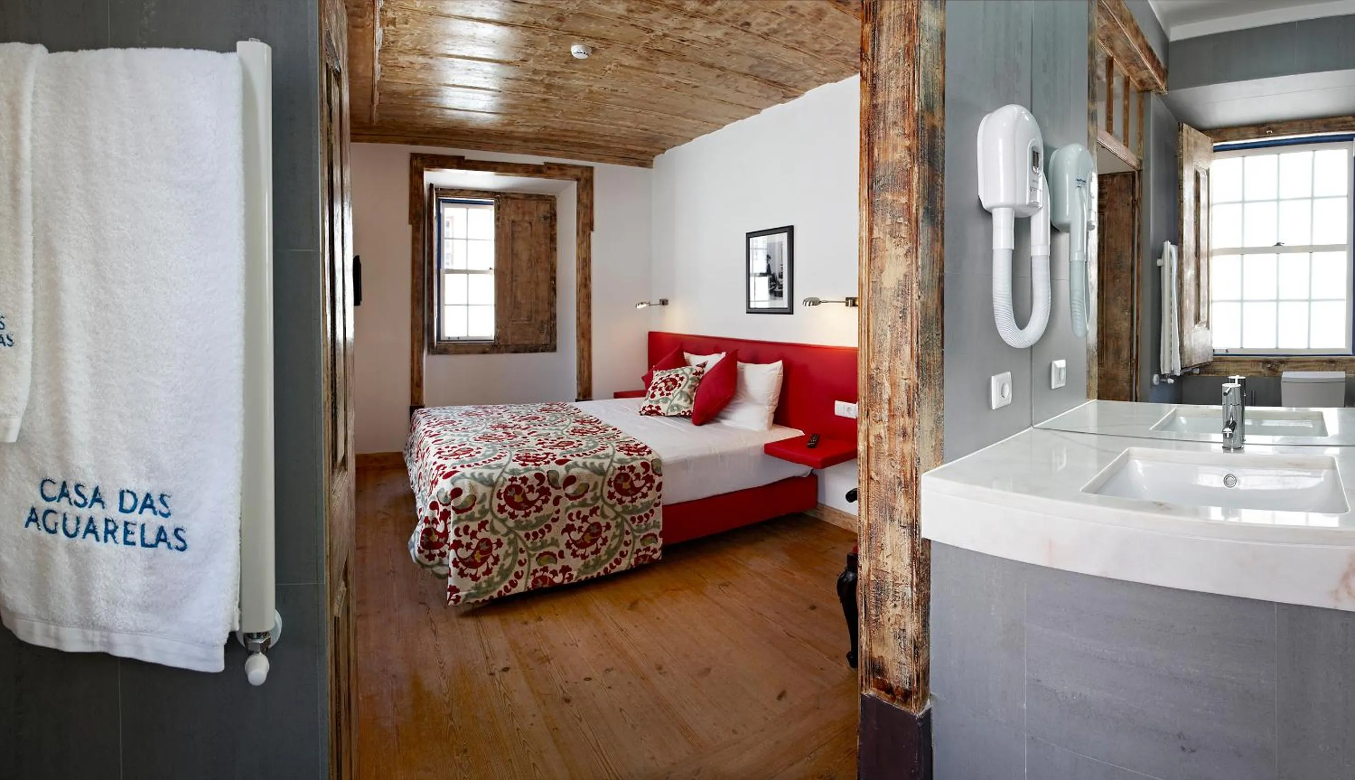 Shower, Bed in Casa das Aguarelas