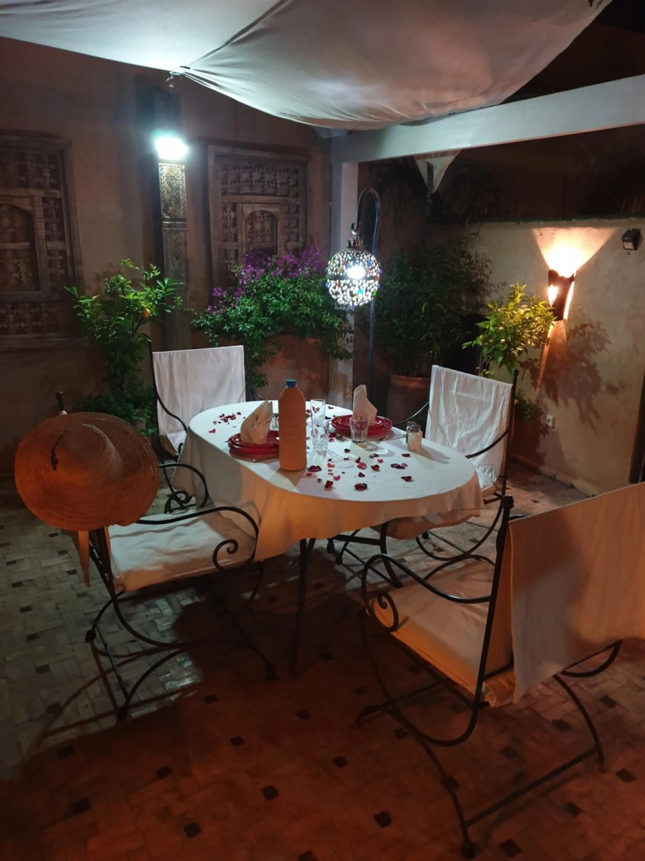 Restaurant/places to eat in Riad Mur Akush