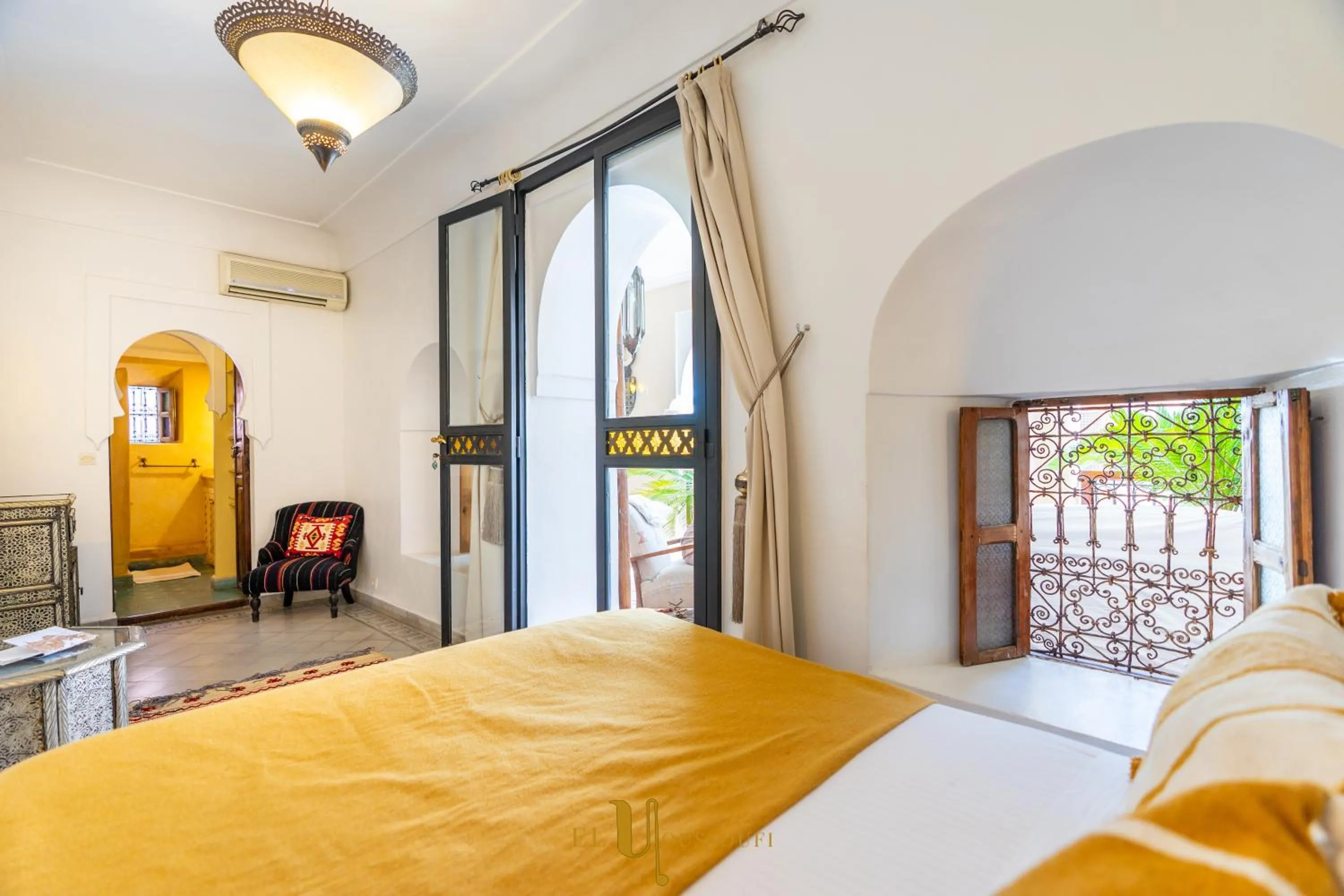Photo of the whole room, Bed in Riad El Youssoufi